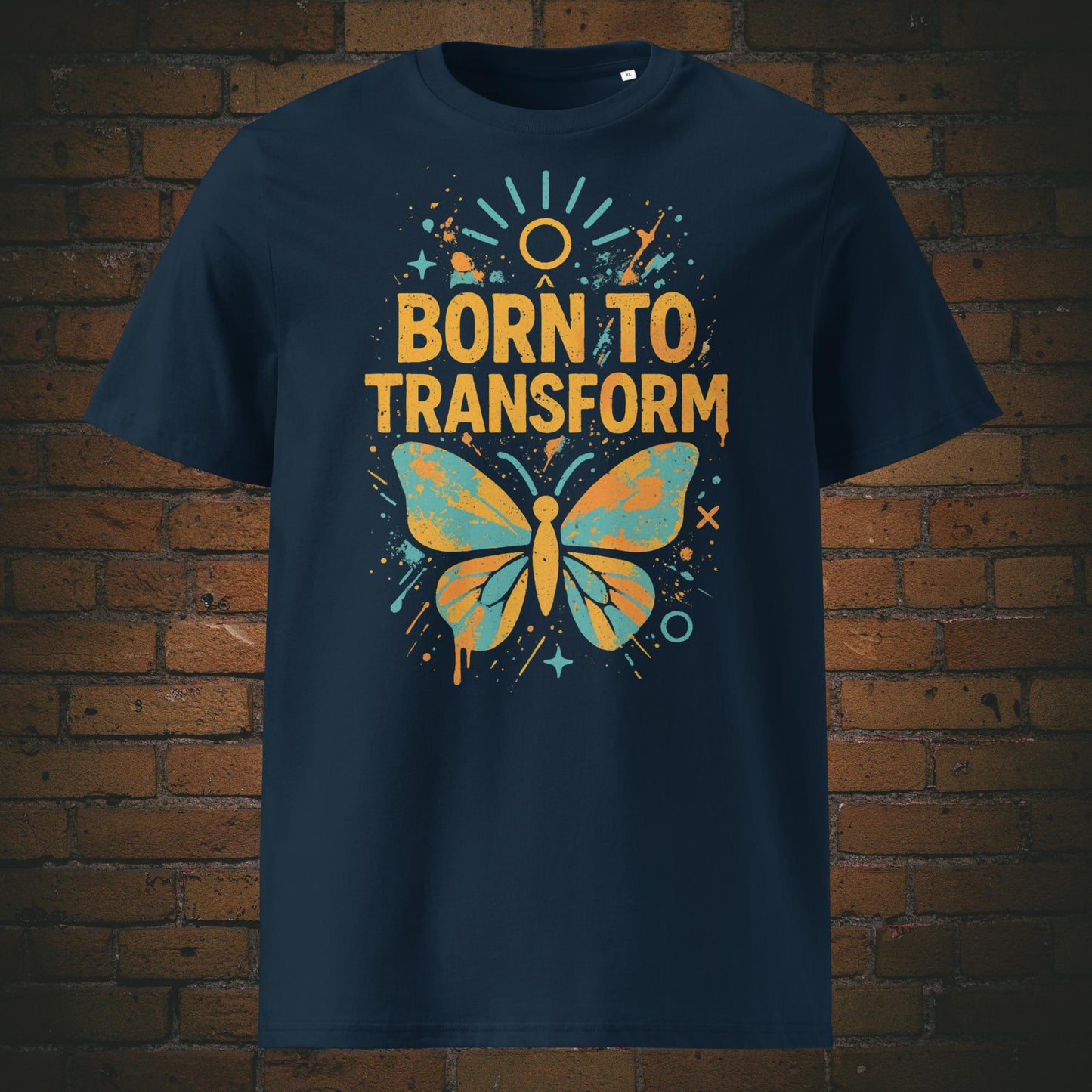 Dunkelblaues T-Shirt mit buntem Schmetterling und Spruch „Born to Transform“, modernes Graffiti-Design mit Farbspritzern, Sternen und Sonnenstrahlen.