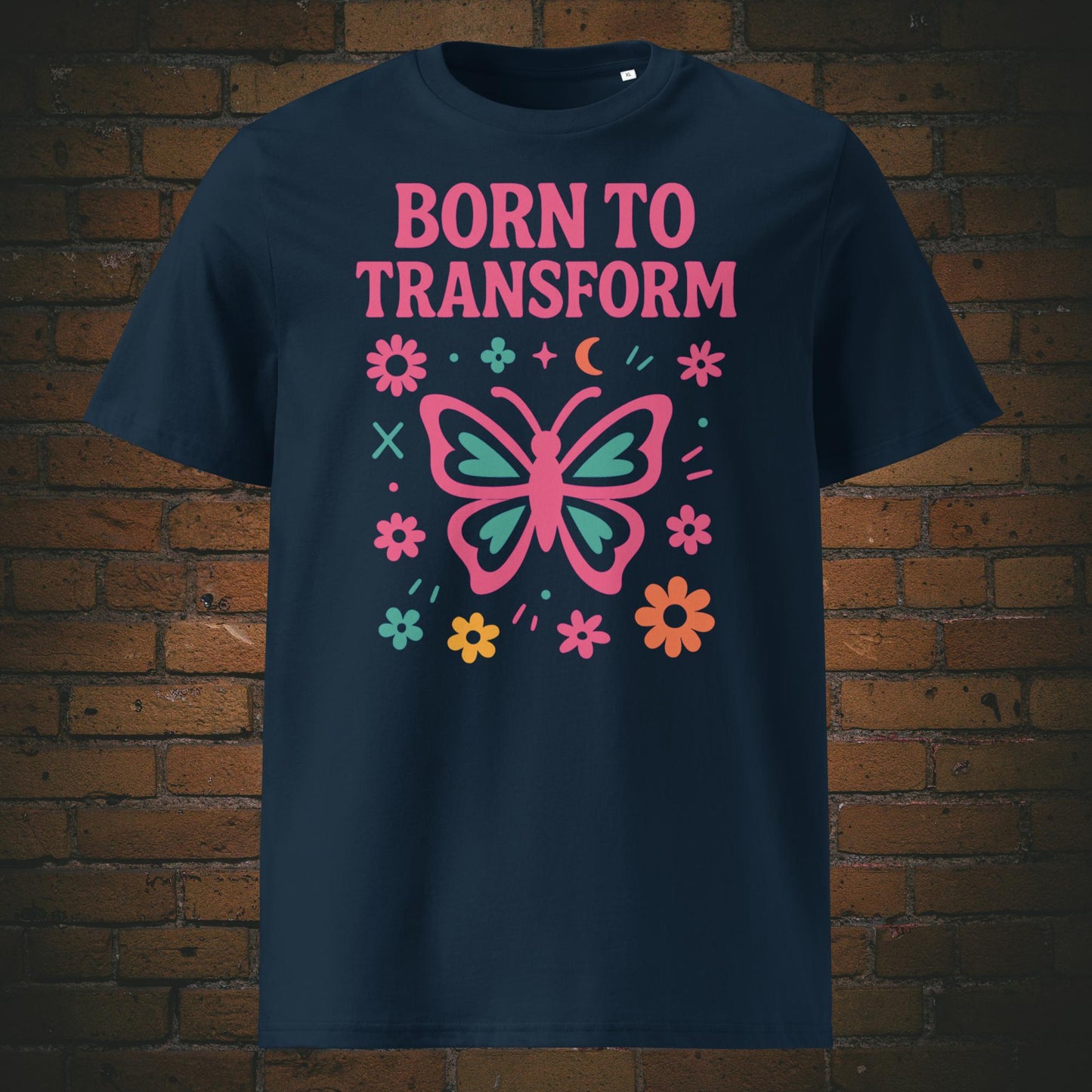 Fröhliches Statement-T-Shirt mit pink-türkisem Schmetterling und floralen Elementen – Symbol für Transformation, Freiheit und positive Energie. Shirtfarbe: dunkelblau