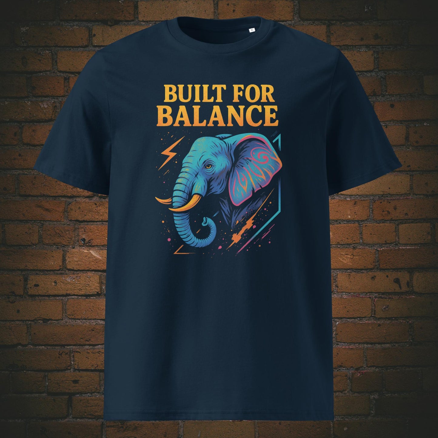 T-Shirt mit Elefanten im Urbanen Stil in hellen Farben mit Spruch: Bullt for Balnce - Shirt hat die Farbe: dunkelblau