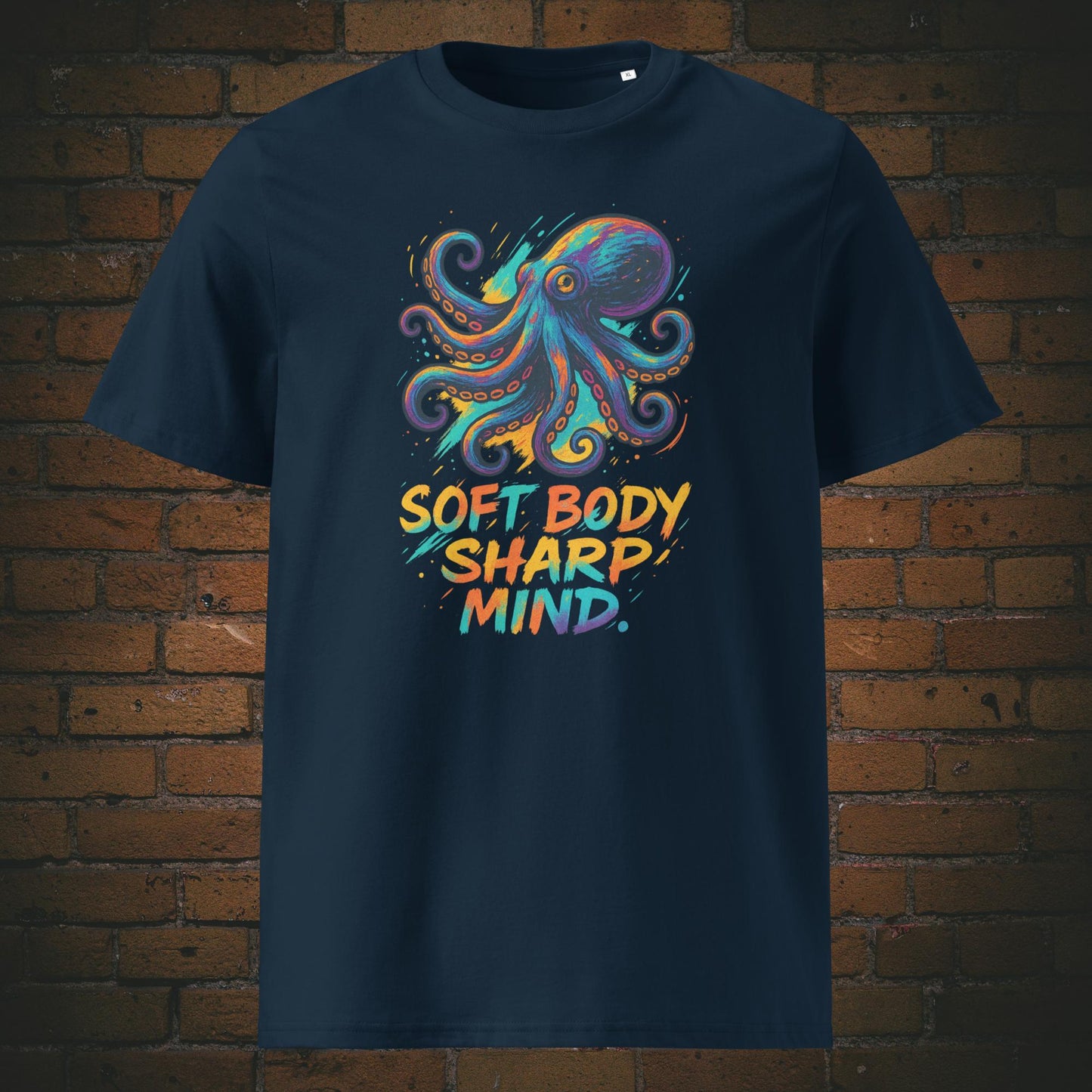 Octopus in kräftigen Farben auf Streetart Stil - Schriftzug bunt - Druck auf dunkelblauen t-Shirt