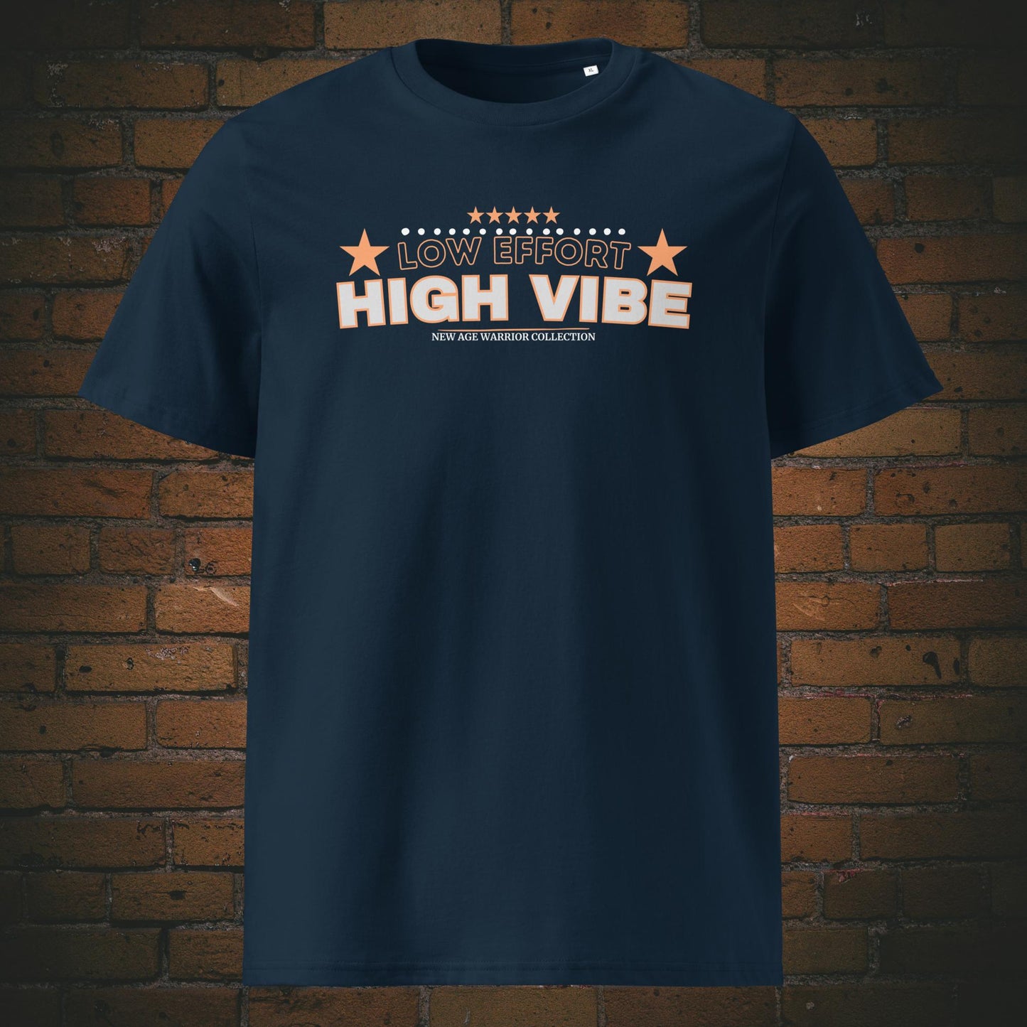 Low Effort High Vibe – Statement Bio-T-Shirt Unisex - Druck auf dunkelblauer Bio-Baumwolle - geeignet für Frau und Mann