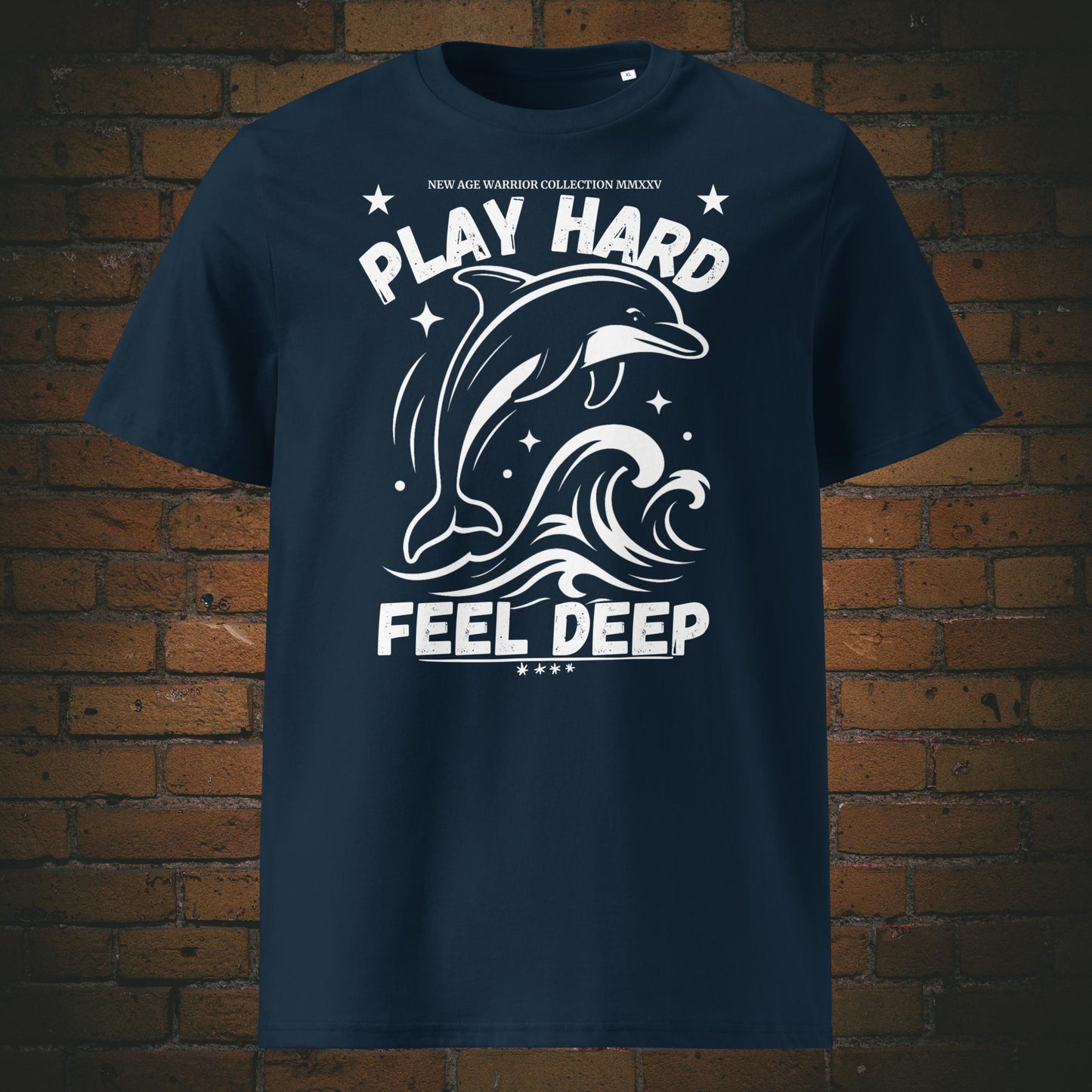 Play Hard Feel Deep – Delfin Krafttier Bio T-Shirt Unisex in der Farbe dunkelblau