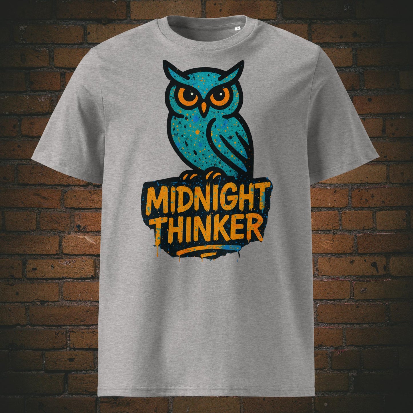 Graues T-Shirt mit türkisfarbener Eule und Spruch „Midnight Thinker“, modernes Graffiti-Design mit Sprenkel-Effekt und auffälliger Typografie.