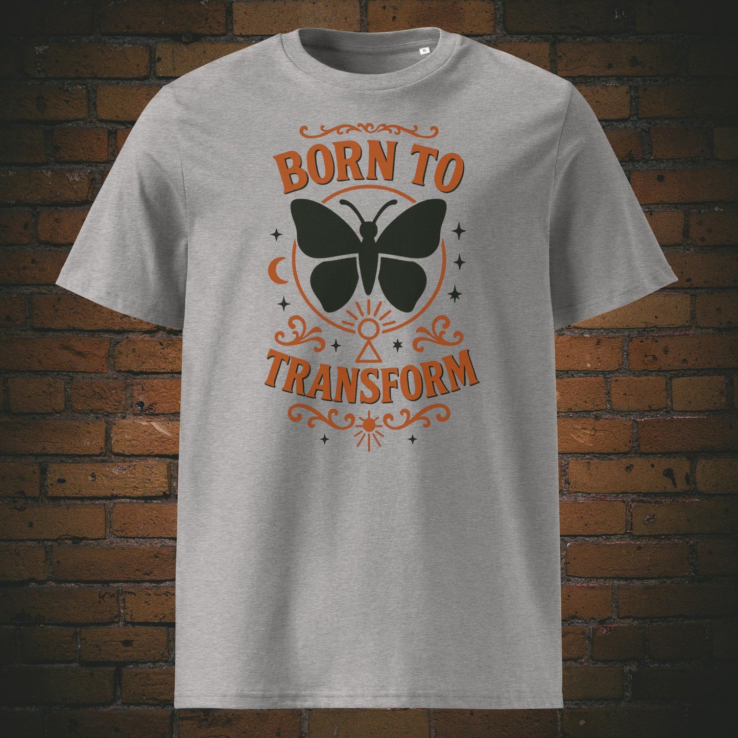 Hellgraues T-Shirt mit Schmetterlingsmotiv und Spruch „Born to Transform“, verziert mit spirituellen Symbolen wie Mond, Sternen und Schlüsselloch – Boho-inspiriertes Design.