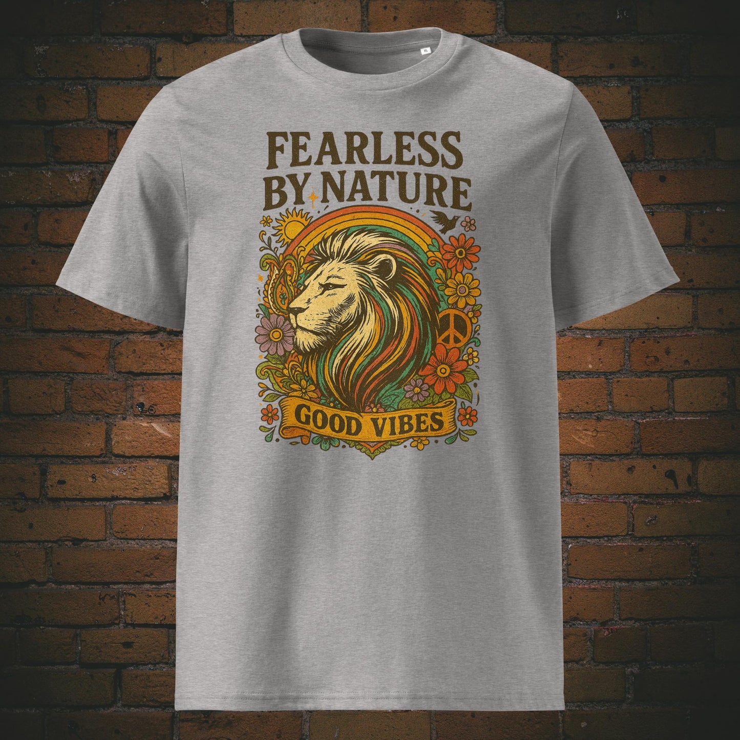 Löwenkopf mit Blumen im Hippie Style und Spruch - T-Shirt hat die Farbe: hellgrau