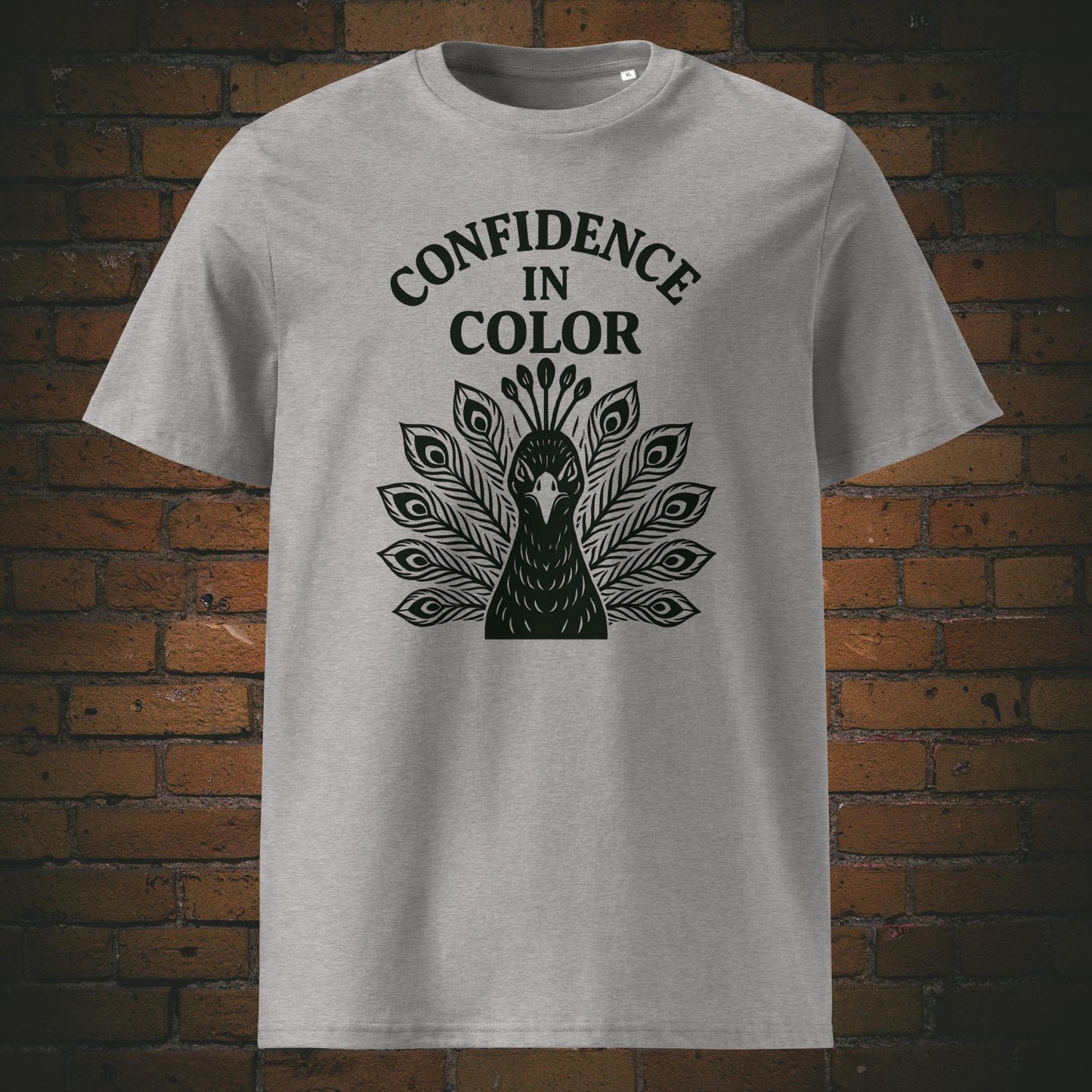 Krafttier Pfau Bio-T-Shirt – Confidence in Color Motiv in schwarz - Shirt hat die Farbe: hellgrau