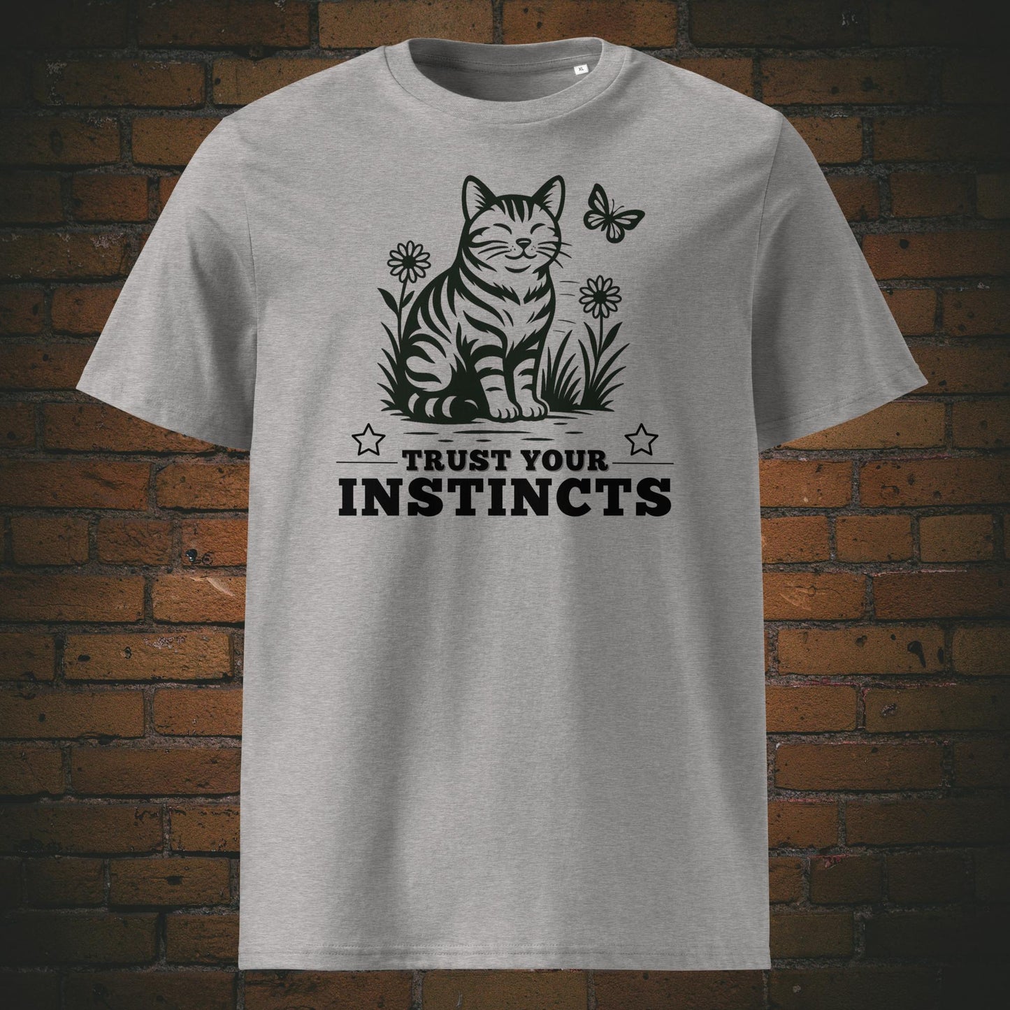 Katze in schwarz mit Blumen und Spruch gedruckt auf T-Shirt in der Farbe: hellgrau