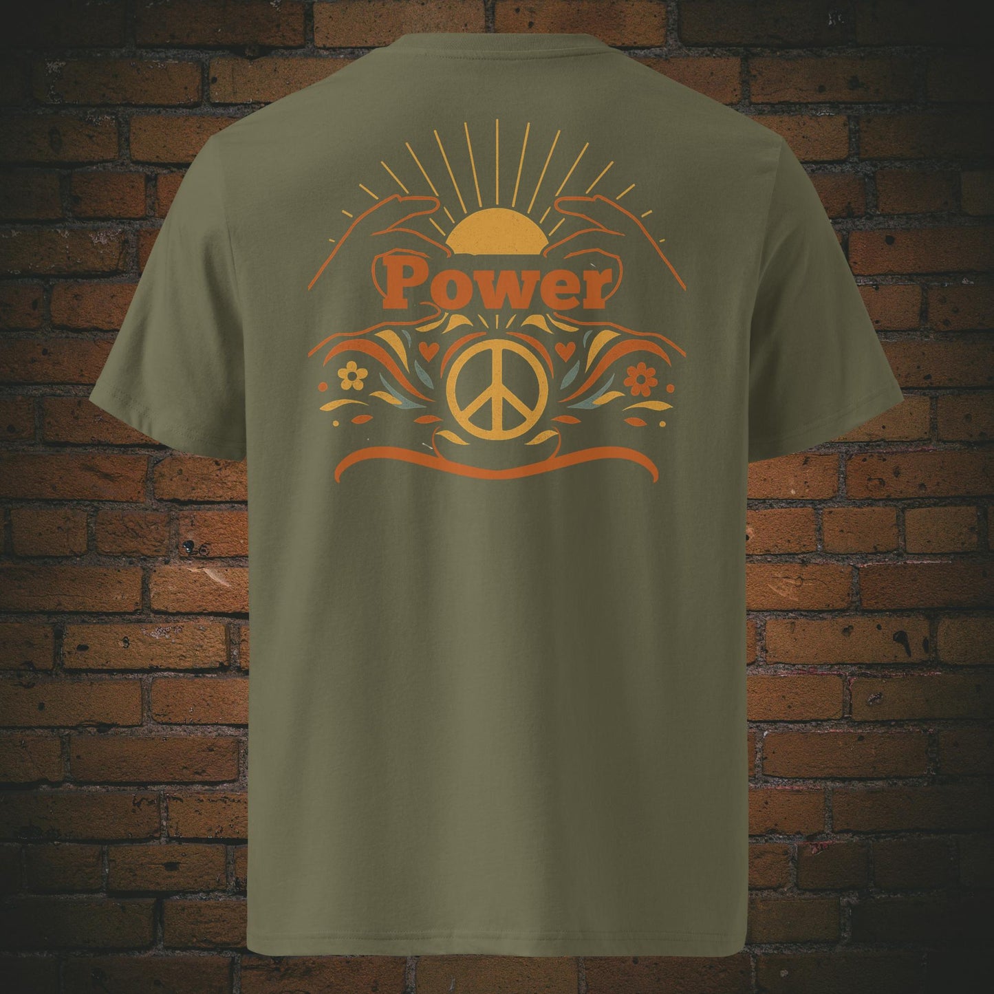 T-Shirts mit Peace-Zeichen, Sonnenaufgang und dem Schriftzug „Power“, umrahmt von floralen Elementen und stilisierten Händen – Front- und Rückenansicht auf khakifarbenen Shirt