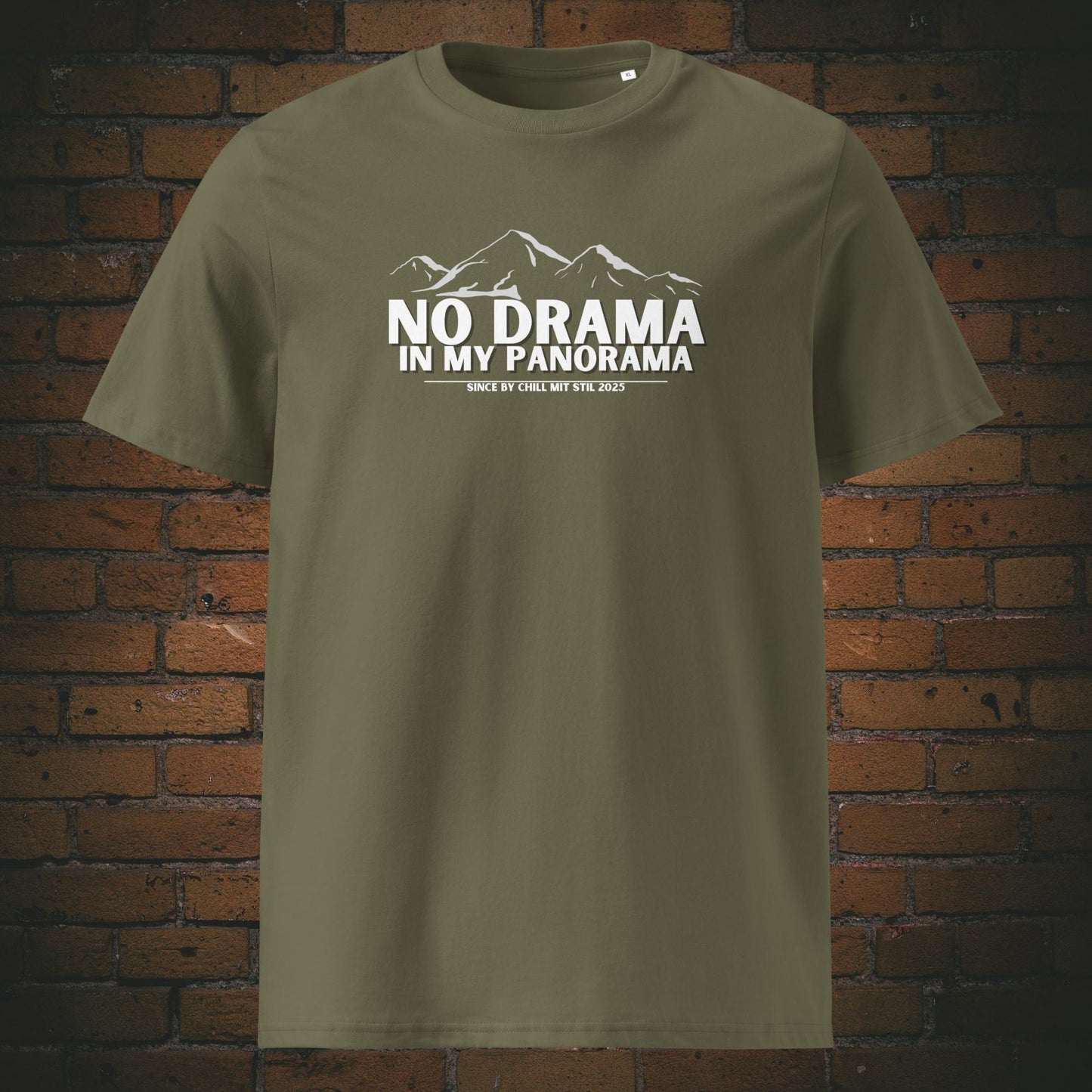 No Drama Shirt, Panorama T-Shirt Berge, Bio T-Shirt mit Statement, Unisex Shirt mit Bergmotiv, Fair Fashion mit Haltung, Weißes Sprüche T-Shirt, Veganes Streetwear Shirt, Achtsamkeit Kleidung, Naturverbunden Mode, GOTS zertifiziertes Shirt, T-Shirt Chill mit Stil, Shirt gegen Stress, Statement T-Shirt mit Logo, Slow Fashion Print, Nachhaltige Mode mit Message