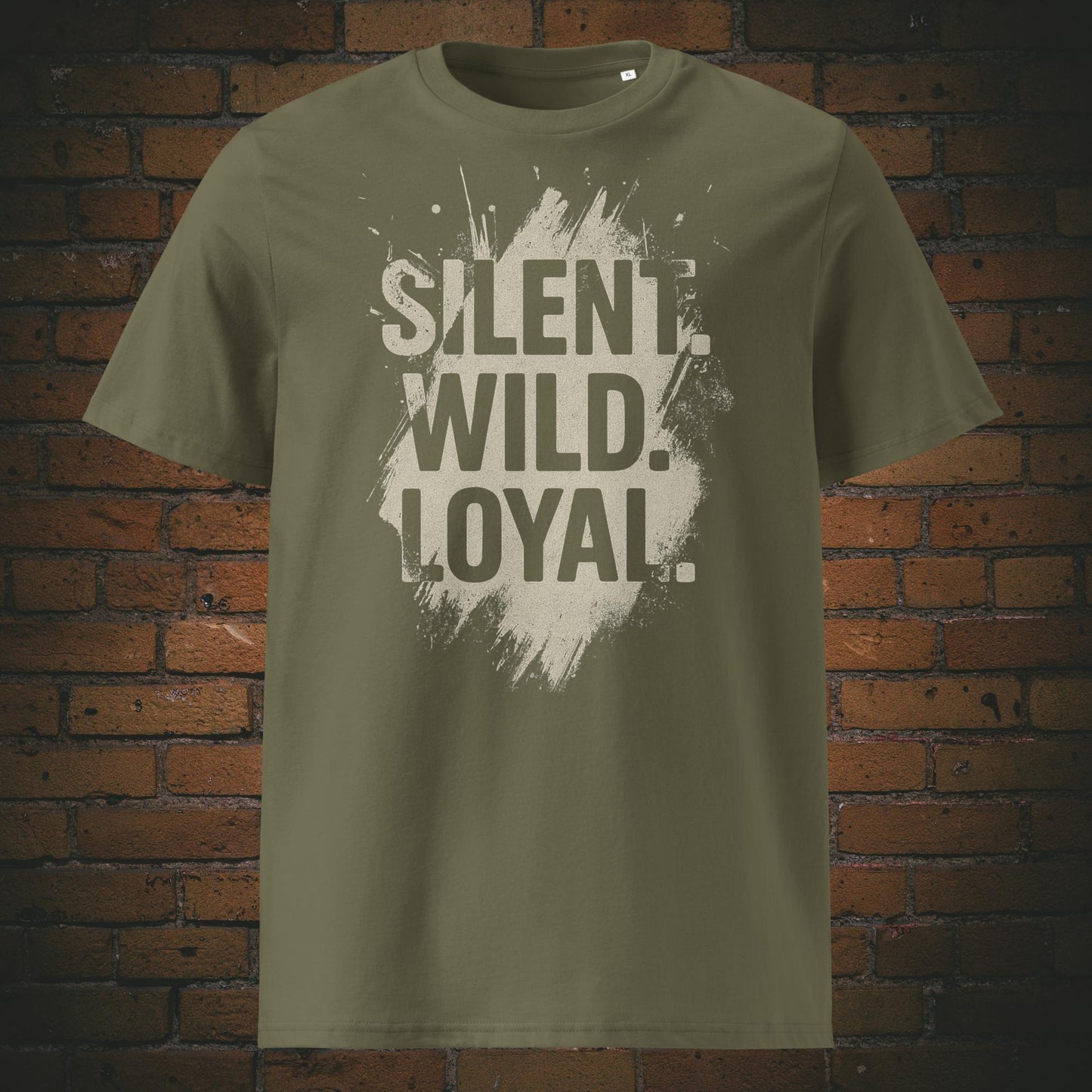 Modernes Statement-T-Shirt in khaki Farben mit kontrastreichem Typografie-Design und kraftvollen Worten, ideal für starke Persönlichkeiten.