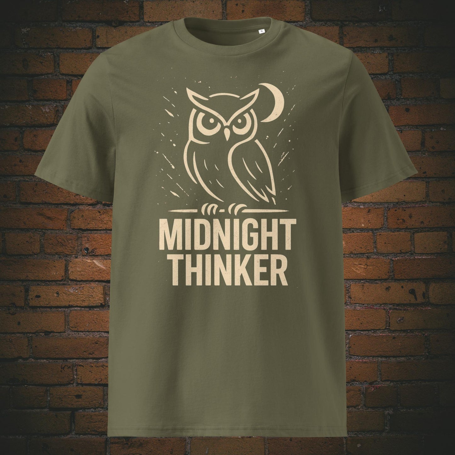Dunkelgraues T-Shirt mit Eulenmotiv und Spruch „Midnight Thinker“, minimalistische Illustration einer Eule mit Halbmond, ideal für Nachtschwärmer. Shirtfarbe khaki
