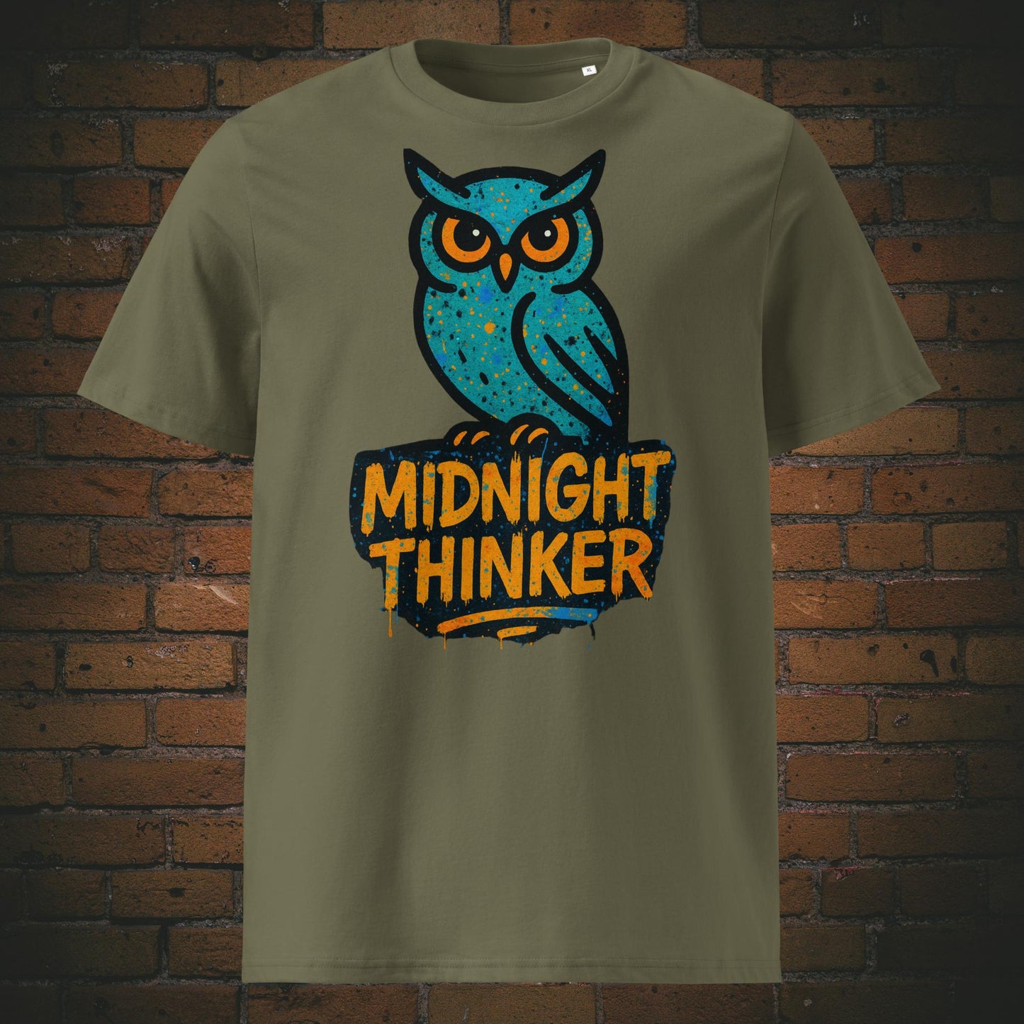 Khaki farbenes T-Shirt mit türkisfarbener Eule und Spruch „Midnight Thinker“, modernes Graffiti-Design mit Sprenkel-Effekt und auffälliger Typografie.
