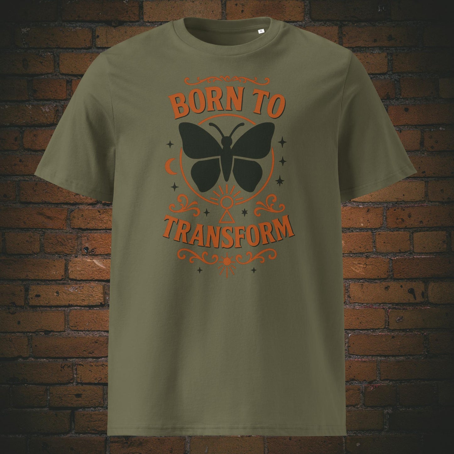 Khakifarbenes T-Shirt mit Schmetterlingsmotiv und Spruch „Born to Transform“, verziert mit spirituellen Symbolen wie Mond, Sternen und Schlüsselloch – Boho-inspiriertes Design.