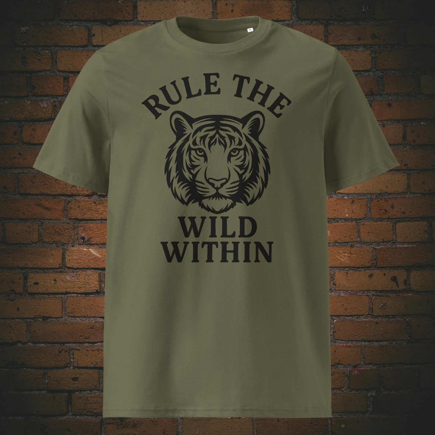Rule the Wild Within Bio-T-Shirt – minimalistisches Tigerdesign mit Spruch - Shirtfarbe: khaki
