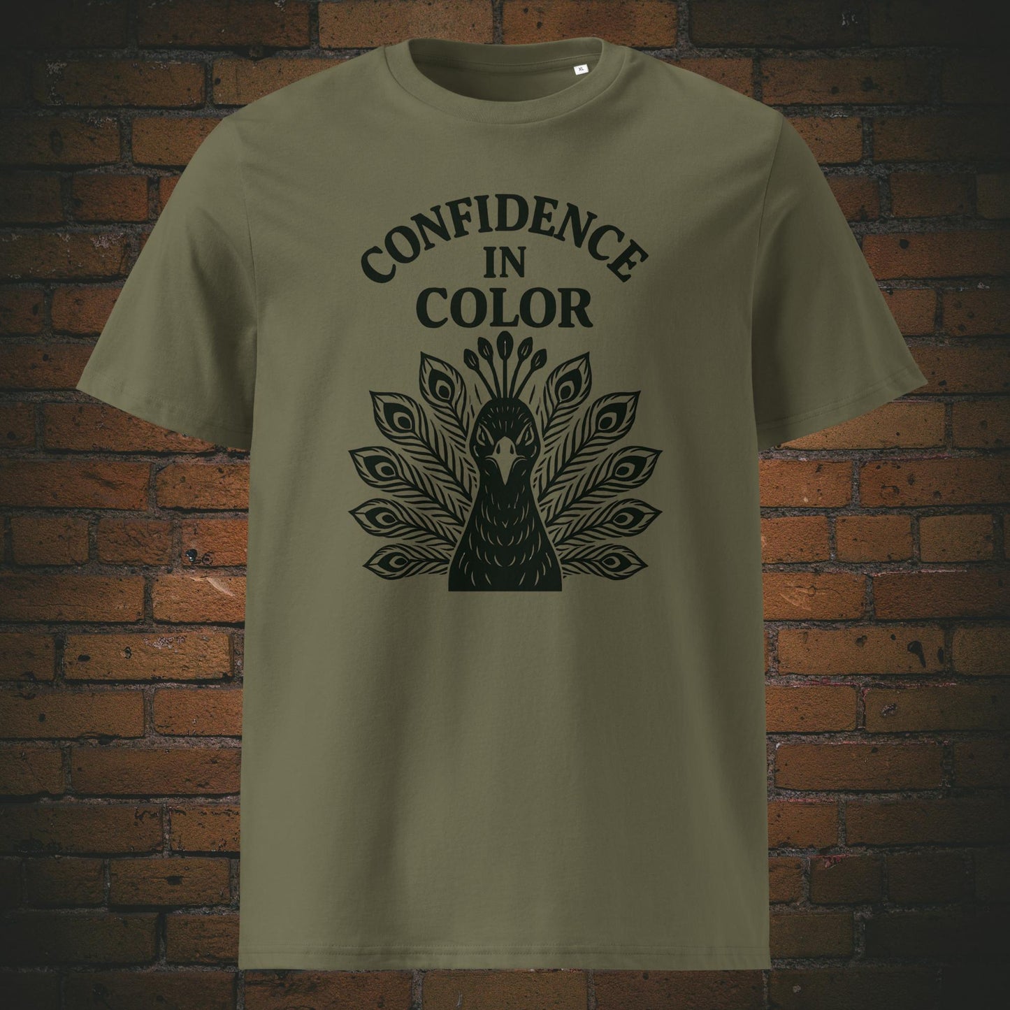 Krafttier Pfau Bio-T-Shirt – Confidence in Color Motiv in schwarz - Shirt hat die Farbe: khaki