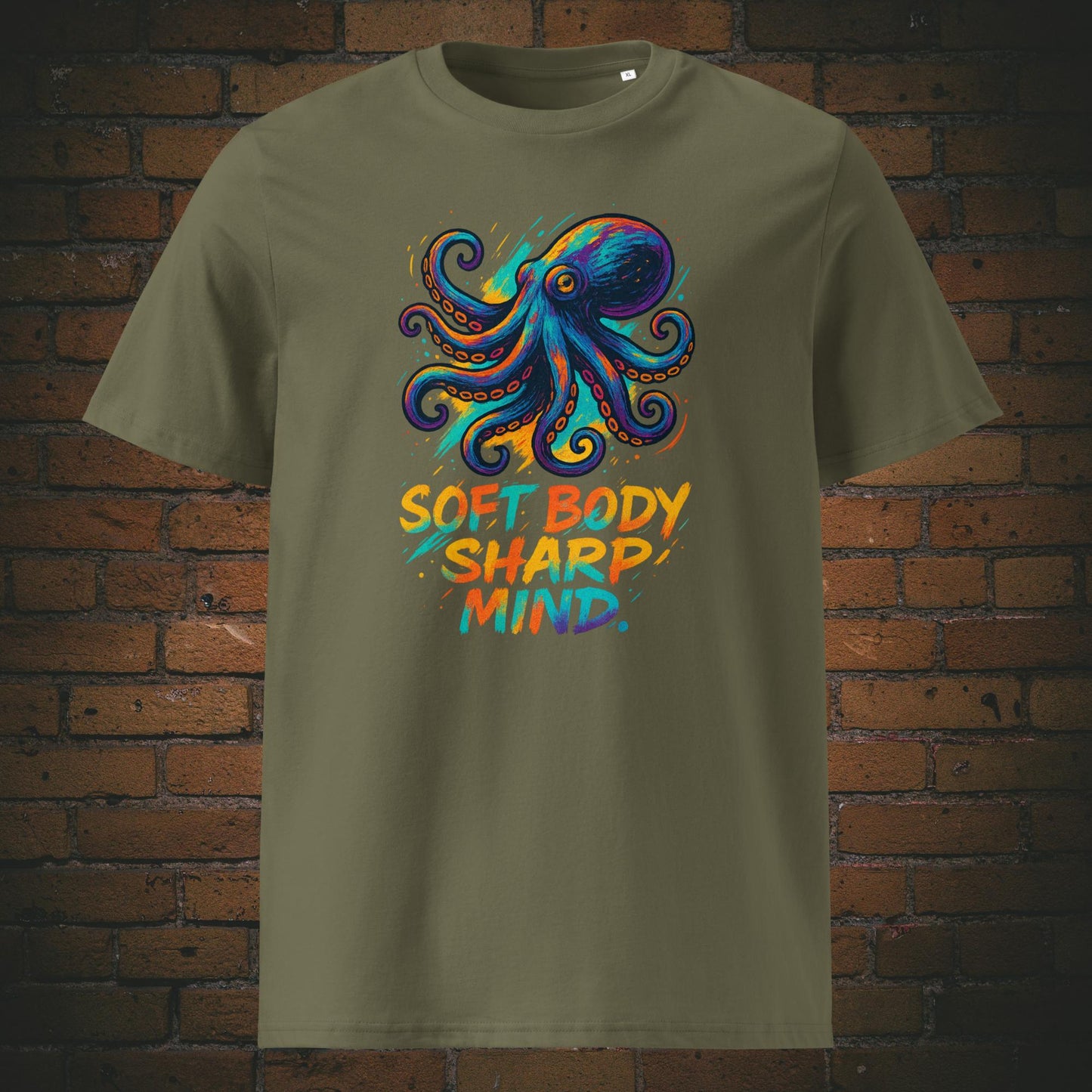 Octopus in kräftigen Farben auf Streetart Stil - Schriftzug bunt - Druck auf khaki t-Shirt