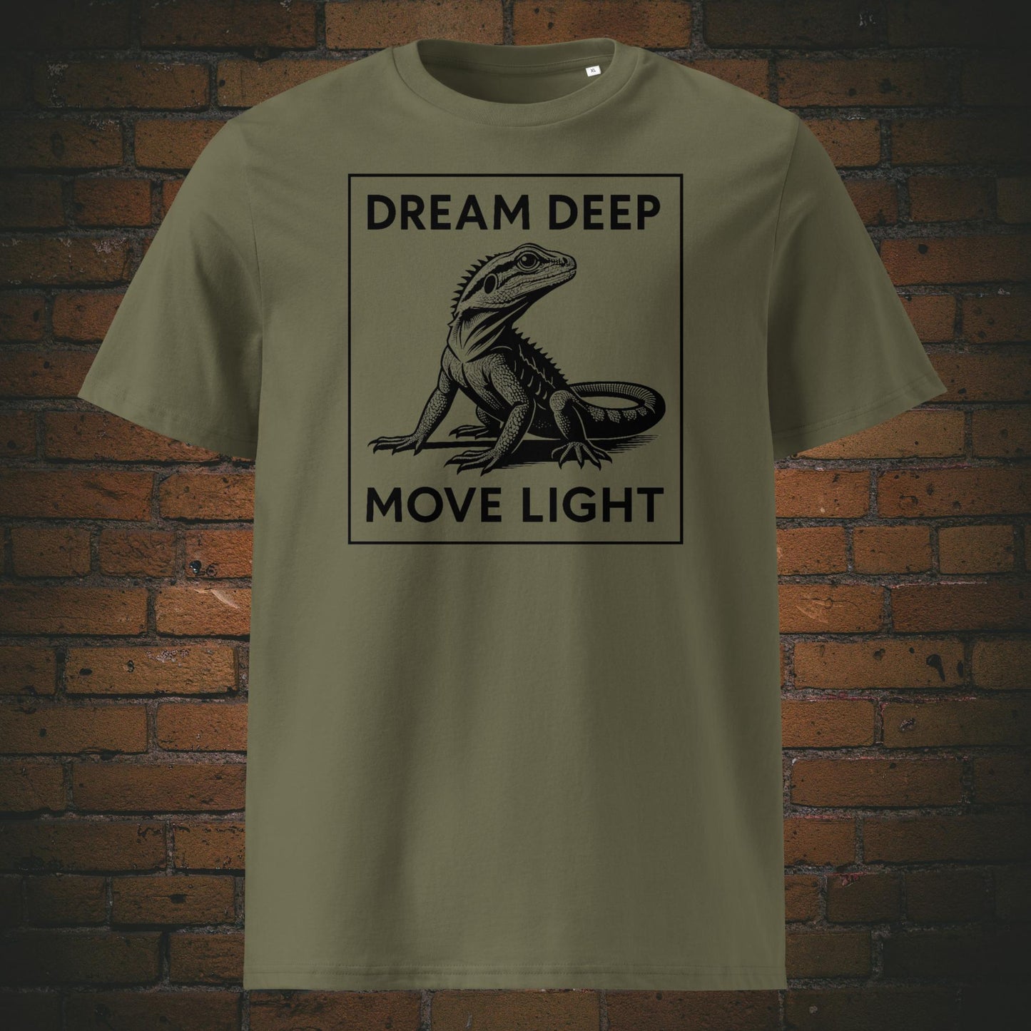 Shirt mit Eidechse und Spruch in schwarz - gedruckt auf Bio-Baumwolle in der Farbe: khaki