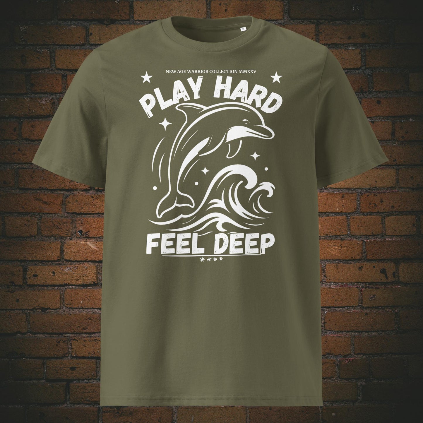 Play Hard Feel Deep – Delfin Krafttier Bio T-Shirt Unisex in der Farbe khaki