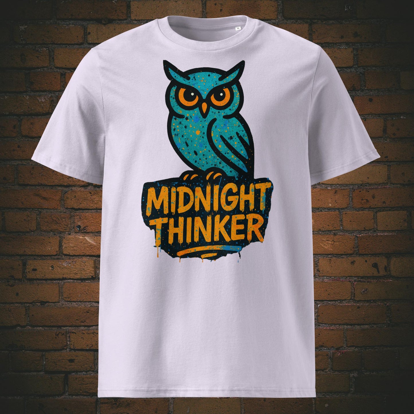 Lavendelfarben T-Shirt mit türkisfarbener Eule und Spruch „Midnight Thinker“, modernes Graffiti-Design mit Sprenkel-Effekt und auffälliger Typografie.