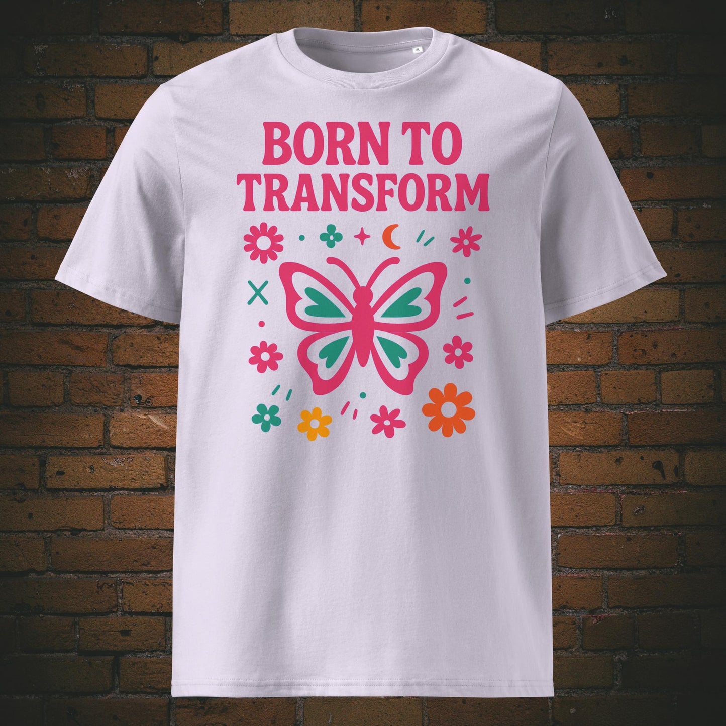 Fröhliches Statement-T-Shirt mit pink-türkisem Schmetterling und floralen Elementen – Symbol für Transformation, Freiheit und positive Energie. Shirtfarbe: Lavendel