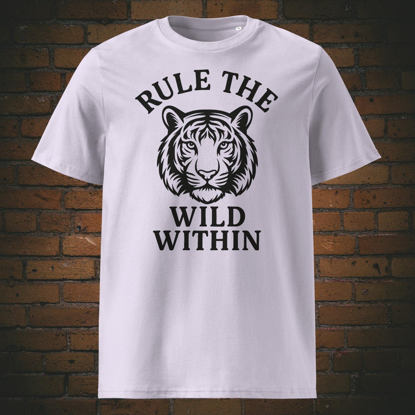 Rule the Wild Within Bio-T-Shirt – minimalistisches Tigerdesign mit Spruch - Shirtfarbe: Lavendel