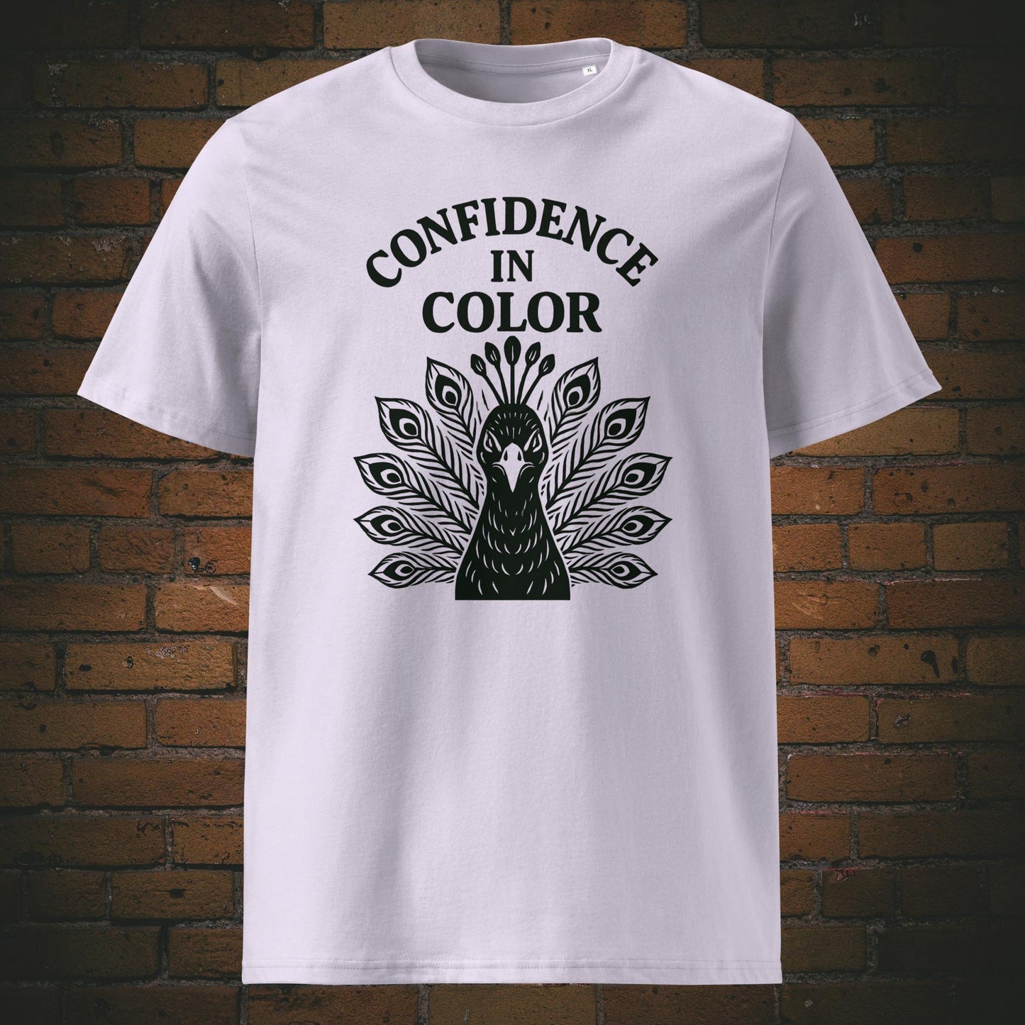 Krafttier Pfau Bio-T-Shirt – Confidence in Color Motiv in schwarz - Shirt hat die Farbe: Lavendel
