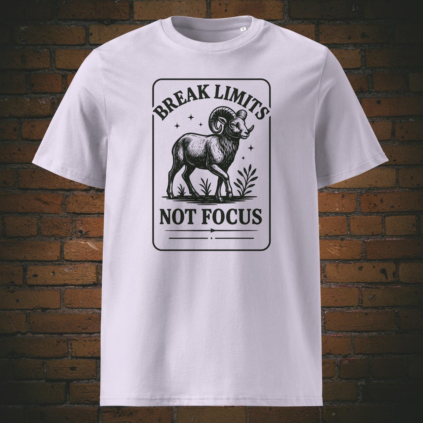Krafttier Steinbock - minimalistisch Schwarzes Design - Spruch: Break Limits, Not Focus - gedruckt auf T-Shirt in der Farbe: lavendel