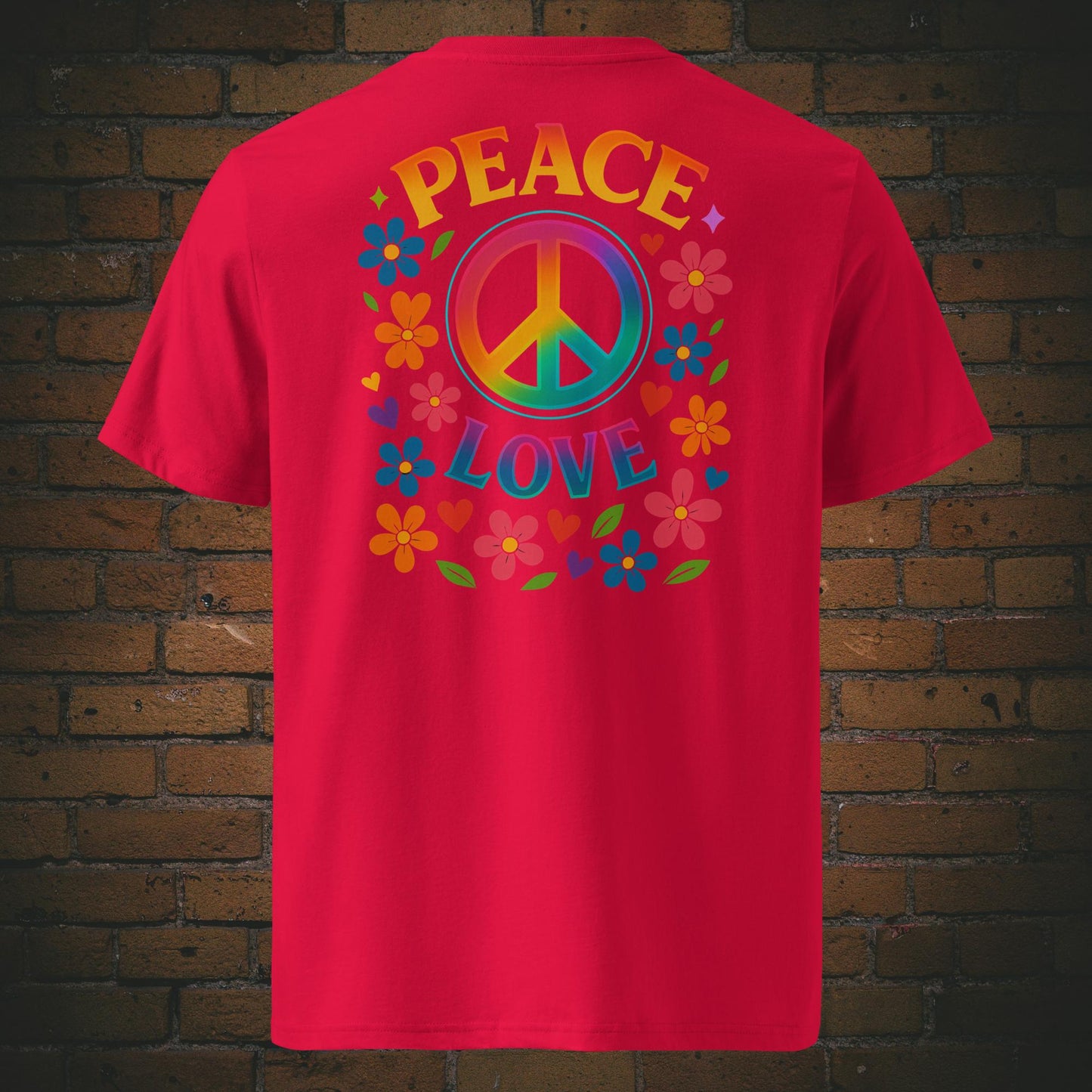 T-Shirts mit buntem Peace-Zeichen und „Peace Love“-Spruch, umgeben von Blumen und Herzen im Hippie-Stil, Front- und Rückenansicht in rot