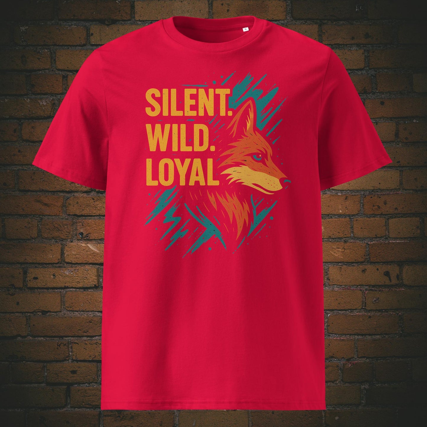 Rotes T-Shirt mit Fuchs-Motiv und Spruch „Silent. Wild. Loyal.“ – stilisierte Illustration in leuchtenden Farben mit dynamischem Hintergrund.
