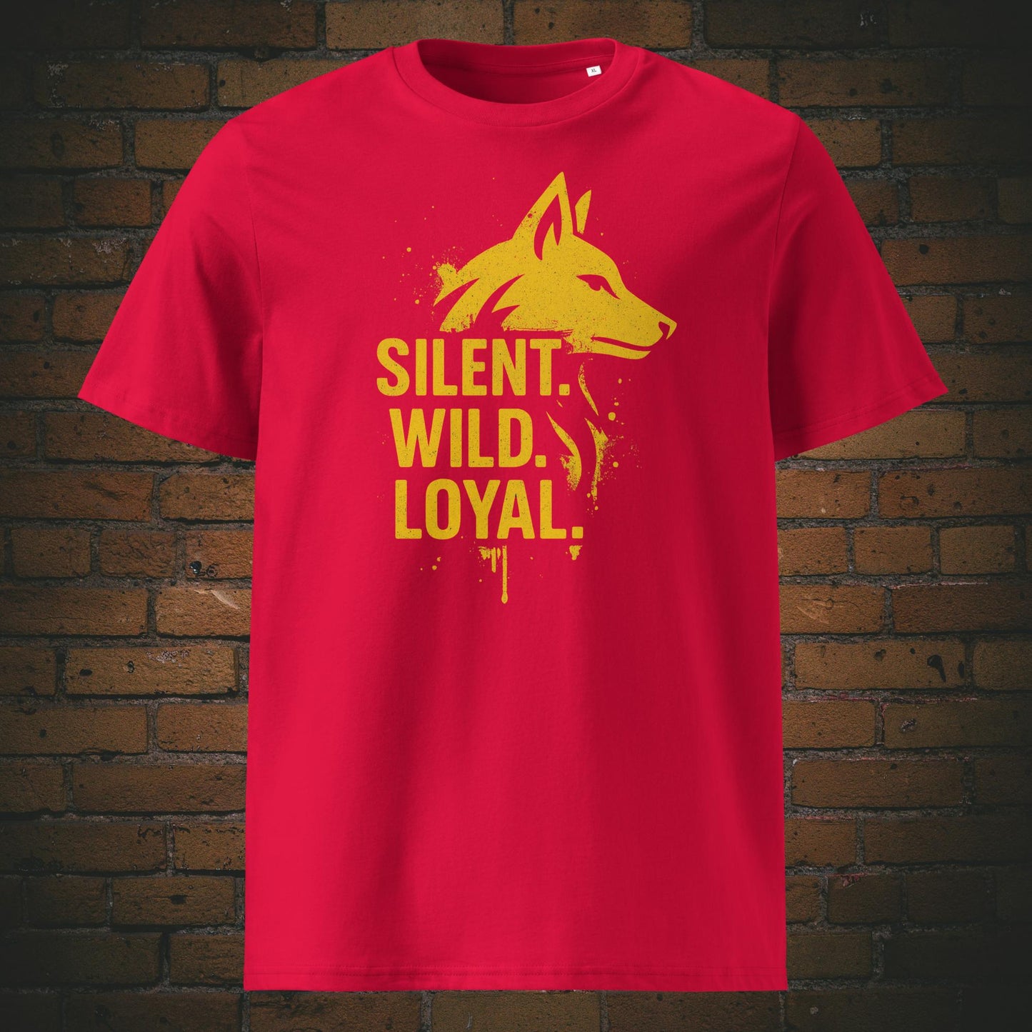 Streetstyle-T-Shirt mit minimalistischer Wolf-Silhouette in Gelb und ausdrucksstarker Typografie – Symbol für Stärke, Wildheit und Treue. Shirt in der Farbe: Rot