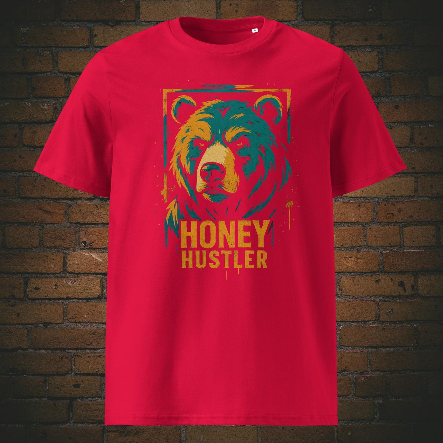 T-Shirt mit stylischem Bärenkopf im Graffiti-Look, kombiniert mit frechem Spruch „Honey Hustler“ – ideal für starke Charaktere mit Humor. Shirtfarbe: rot