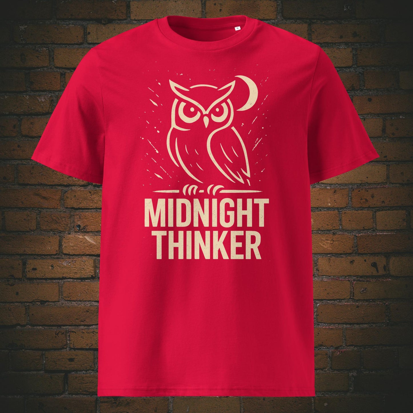 Dunkelgraues T-Shirt mit Eulenmotiv und Spruch „Midnight Thinker“, minimalistische Illustration einer Eule mit Halbmond, ideal für Nachtschwärmer. Shirtfarbe rot