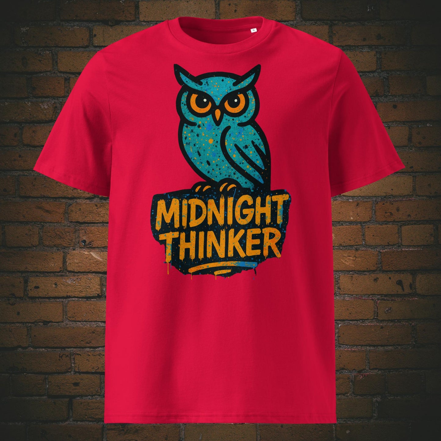 Rotes T-Shirt mit türkisfarbener Eule und Spruch „Midnight Thinker“, modernes Graffiti-Design mit Sprenkel-Effekt und auffälliger Typografie.