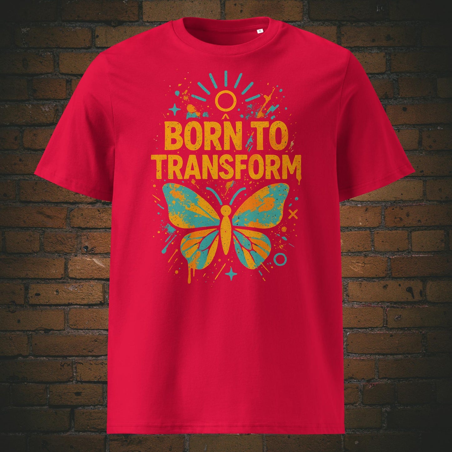 Rotes T-Shirt mit buntem Schmetterling und Spruch „Born to Transform“, modernes Graffiti-Design mit Farbspritzern, Sternen und Sonnenstrahlen.