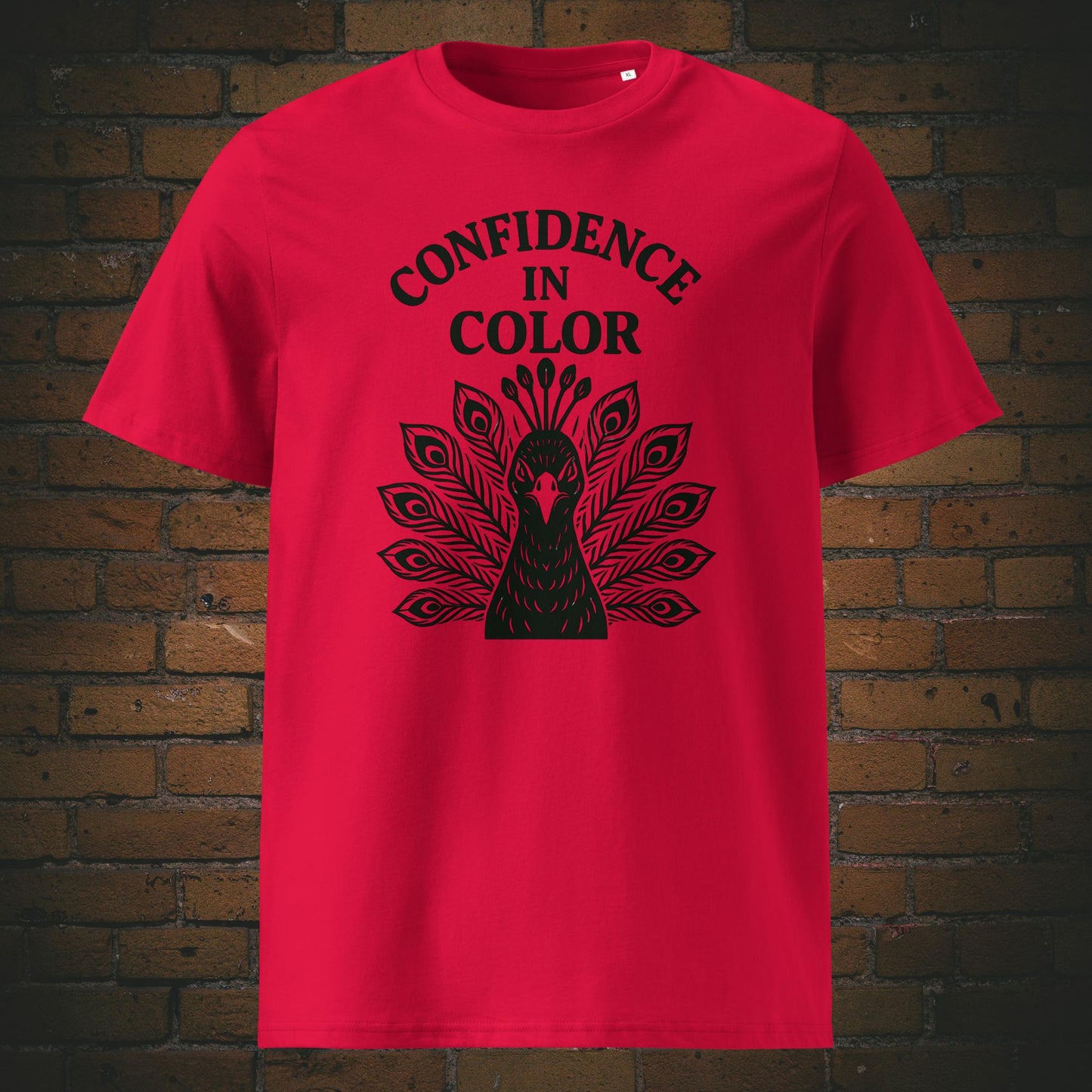 Krafttier Pfau Bio-T-Shirt – Confidence in Color Motiv in schwarz - Shirt hat die Farbe: rot