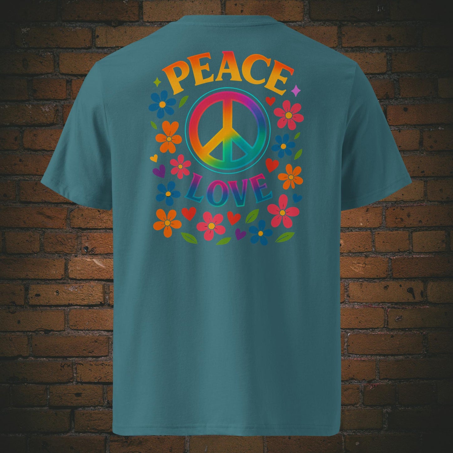 T-Shirts mit buntem Peace-Zeichen und „Peace Love“-Spruch, umgeben von Blumen und Herzen im Hippie-Stil, Front- und Rückenansicht in eisblau
