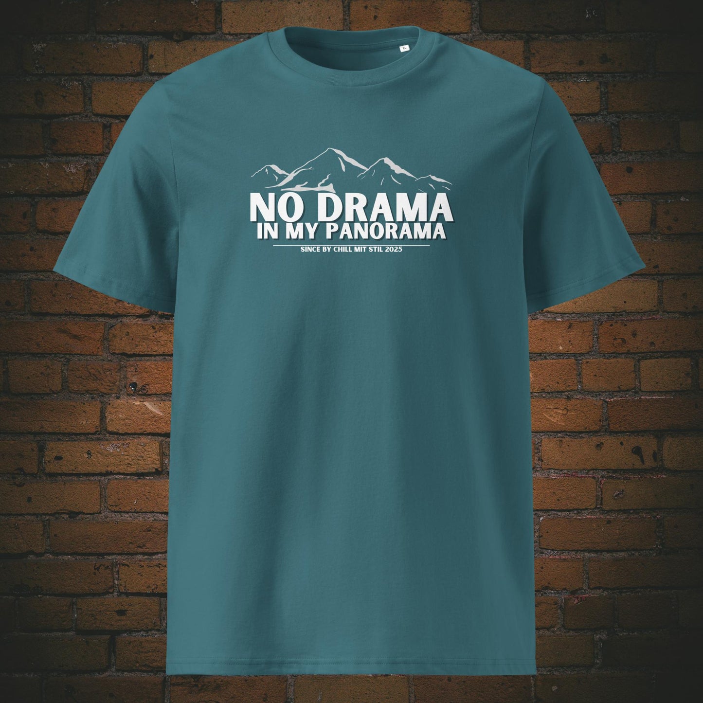 No Drama Shirt, Panorama T-Shirt Berge, Bio T-Shirt mit Statement, Unisex Shirt mit Bergmotiv, Fair Fashion mit Haltung, Weißes Sprüche T-Shirt, Veganes Streetwear Shirt, Achtsamkeit Kleidung, Naturverbunden Mode, GOTS zertifiziertes Shirt, T-Shirt Chill mit Stil, Shirt gegen Stress, Statement T-Shirt mit Logo, Slow Fashion Print, Nachhaltige Mode mit Message