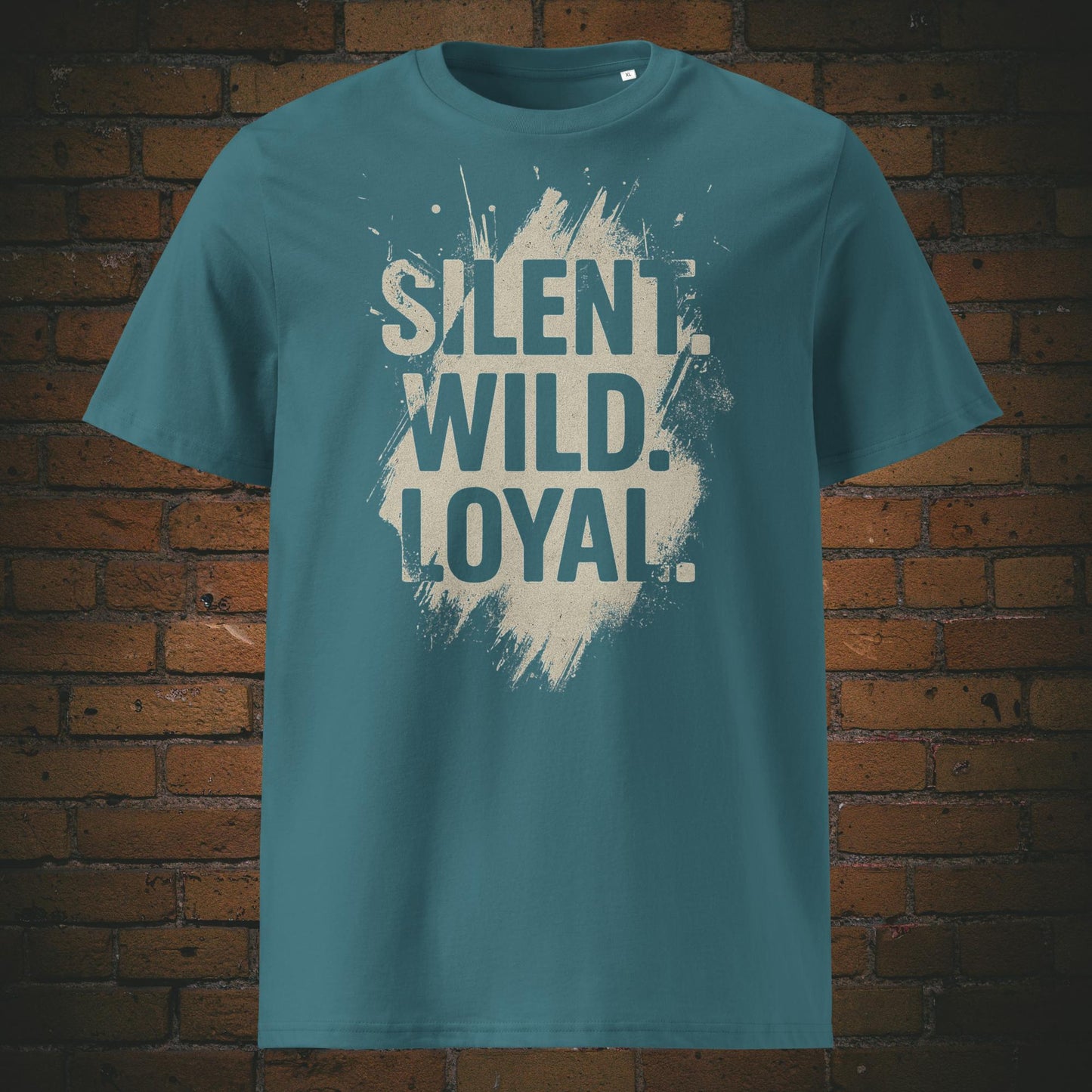 Modernes Statement-T-Shirt in der Farbe eisblau mit kontrastreichem Typografie-Design und kraftvollen Worten, ideal für starke Persönlichkeiten.