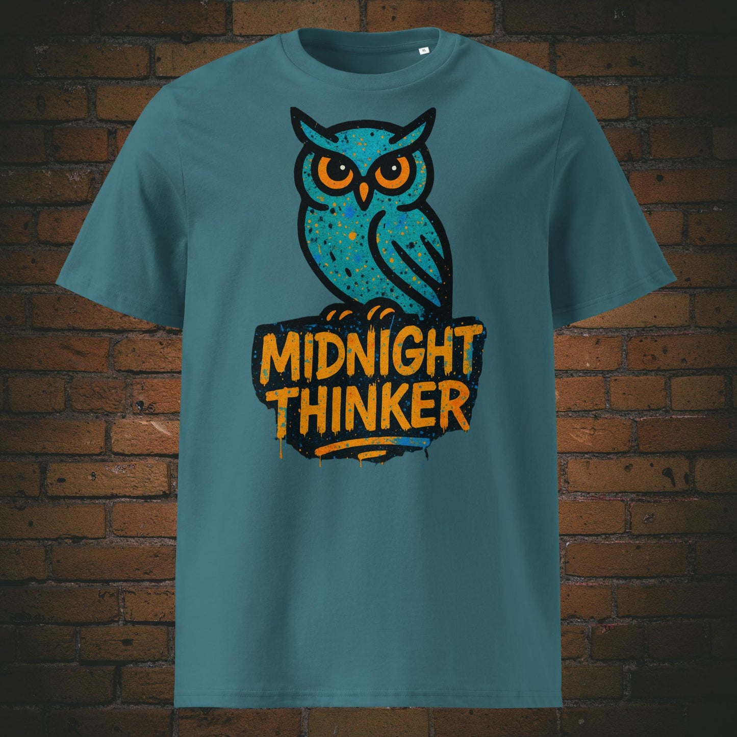 Eisblaues T-Shirt mit türkisfarbener Eule und Spruch „Midnight Thinker“, modernes Graffiti-Design mit Sprenkel-Effekt und auffälliger Typografie.