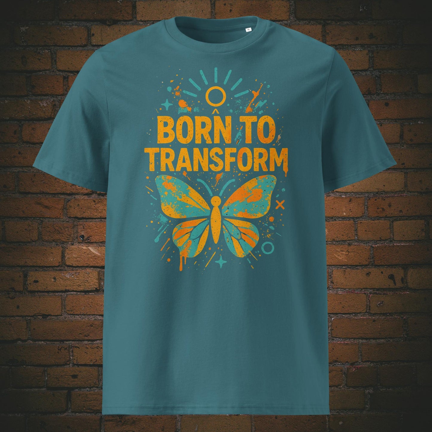 Eisblaues T-Shirt mit buntem Schmetterling und Spruch „Born to Transform“, modernes Graffiti-Design mit Farbspritzern, Sternen und Sonnenstrahlen.