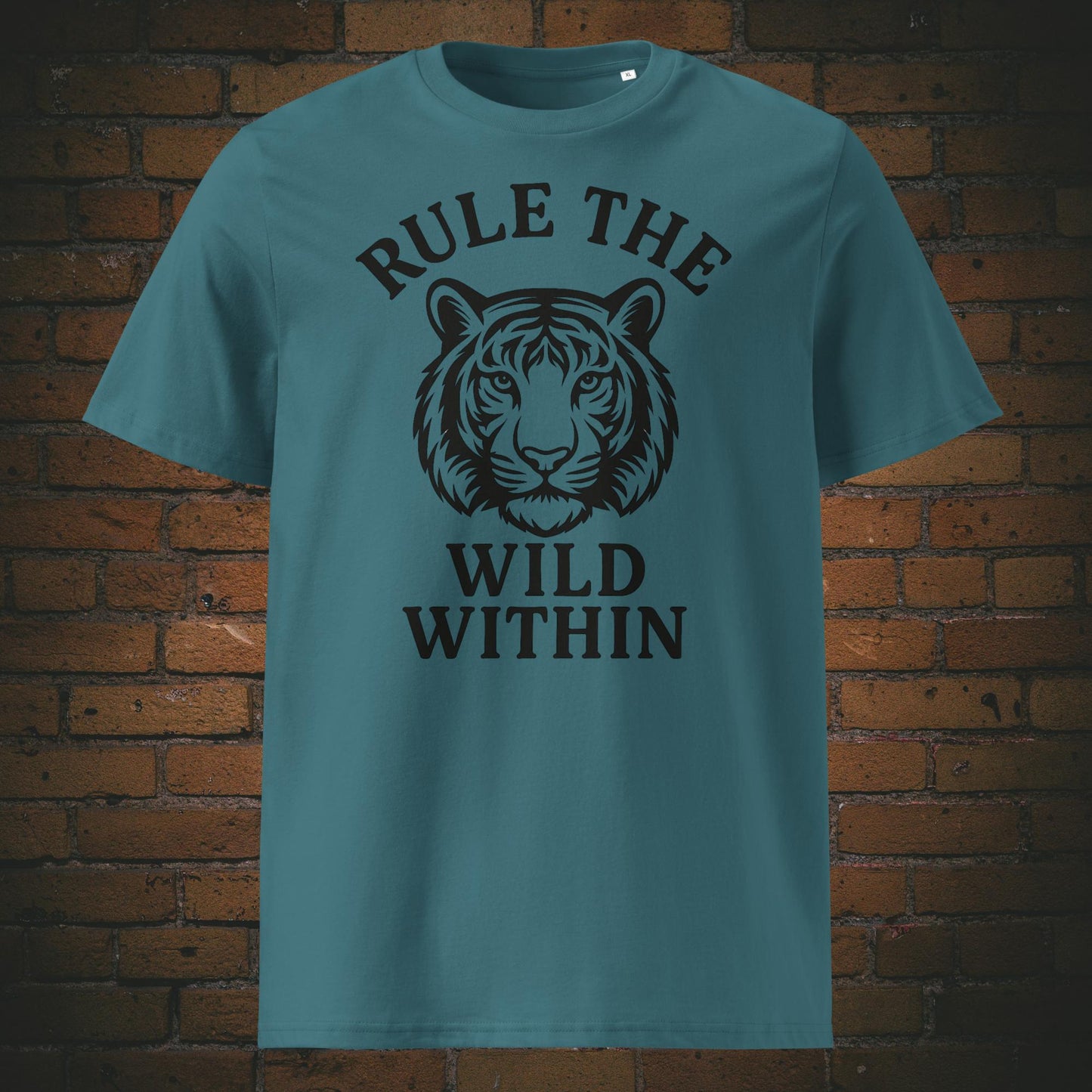 Rule the Wild Within Bio-T-Shirt – minimalistisches Tigerdesign mit Spruch - Shirtfarbe: Eisblau