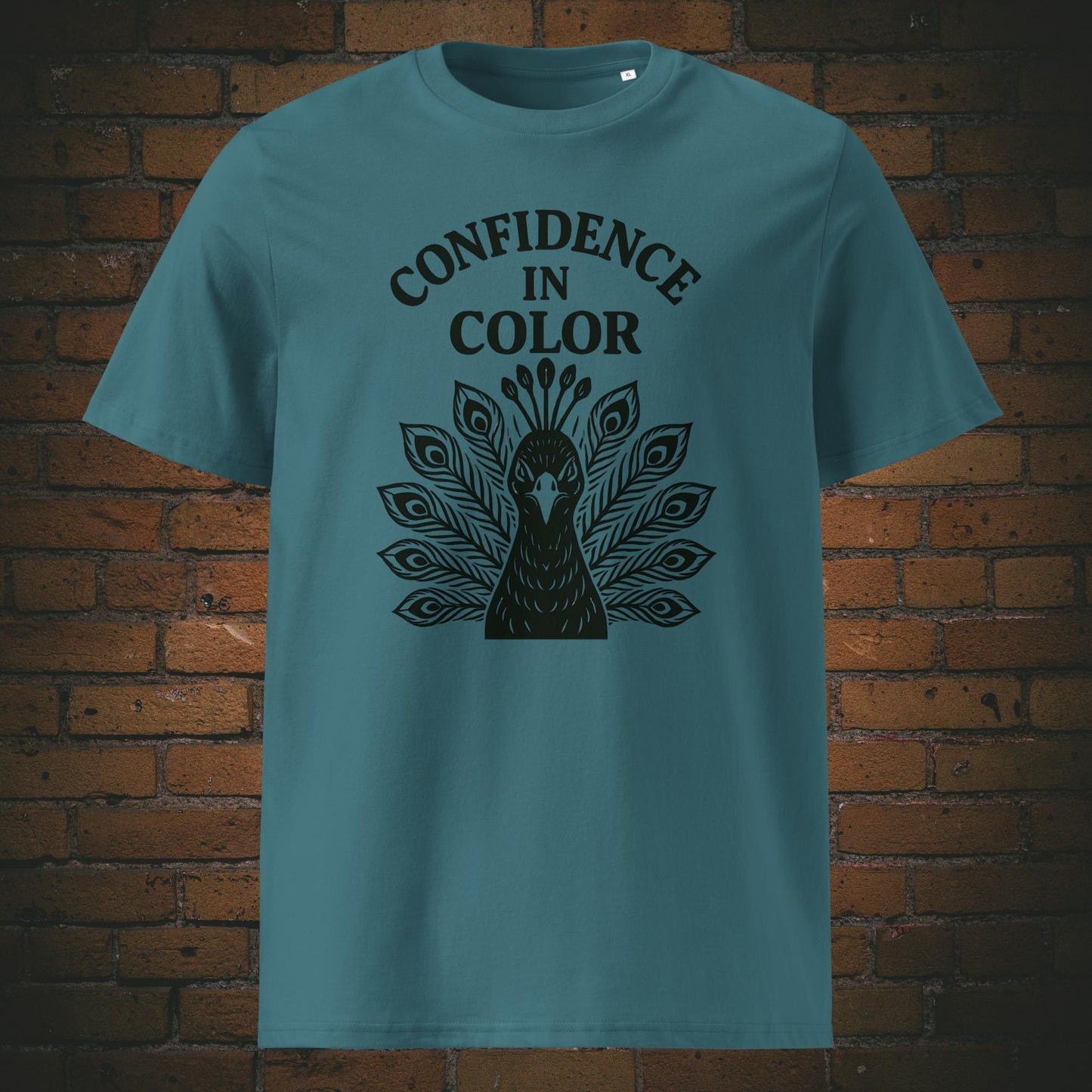 Krafttier Pfau Bio-T-Shirt – Confidence in Color Motiv in schwarz - Shirt hat die Farbe: Eisblau