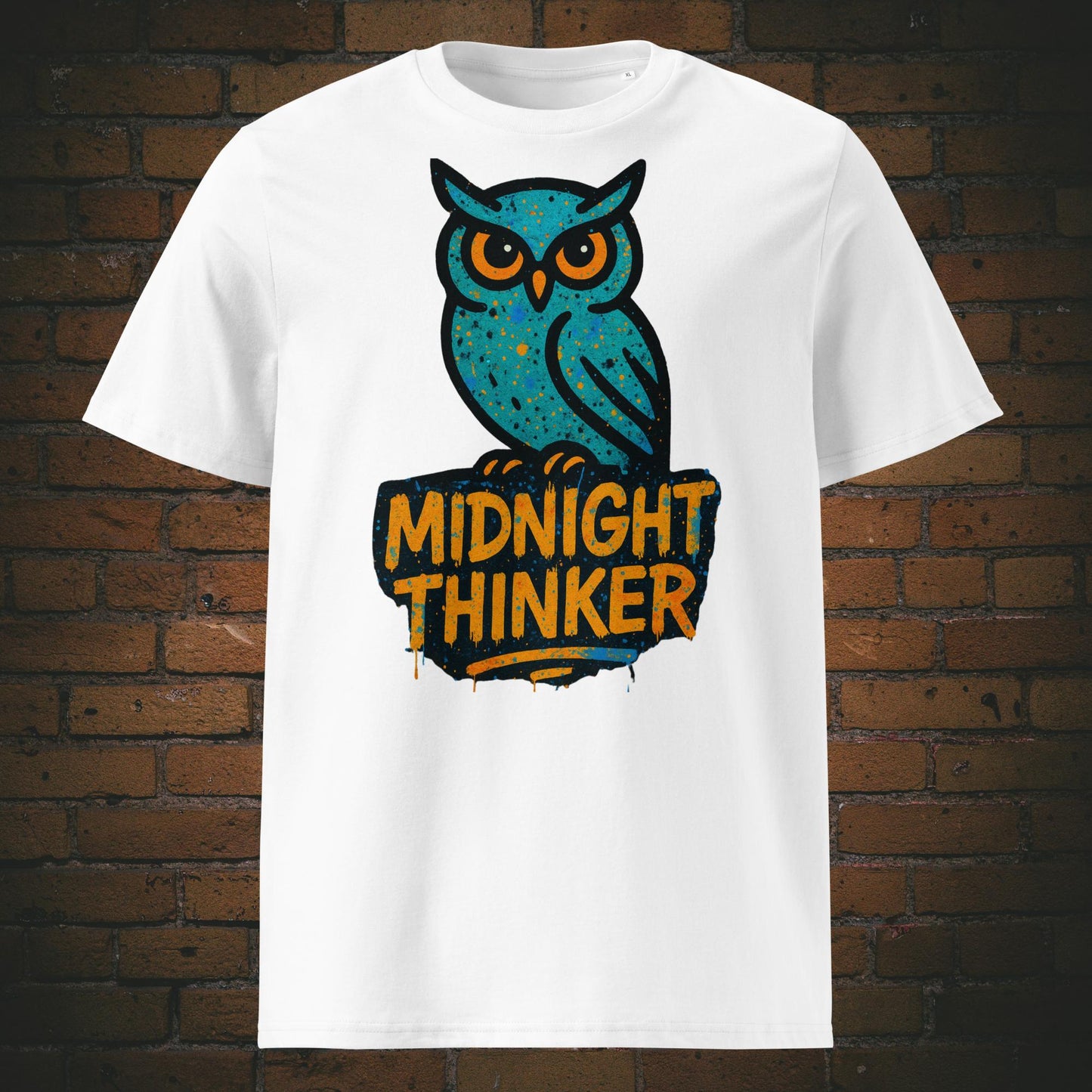 Weißes T-Shirt mit türkisfarbener Eule und Spruch „Midnight Thinker“, modernes Graffiti-Design mit Sprenkel-Effekt und auffälliger Typografie.