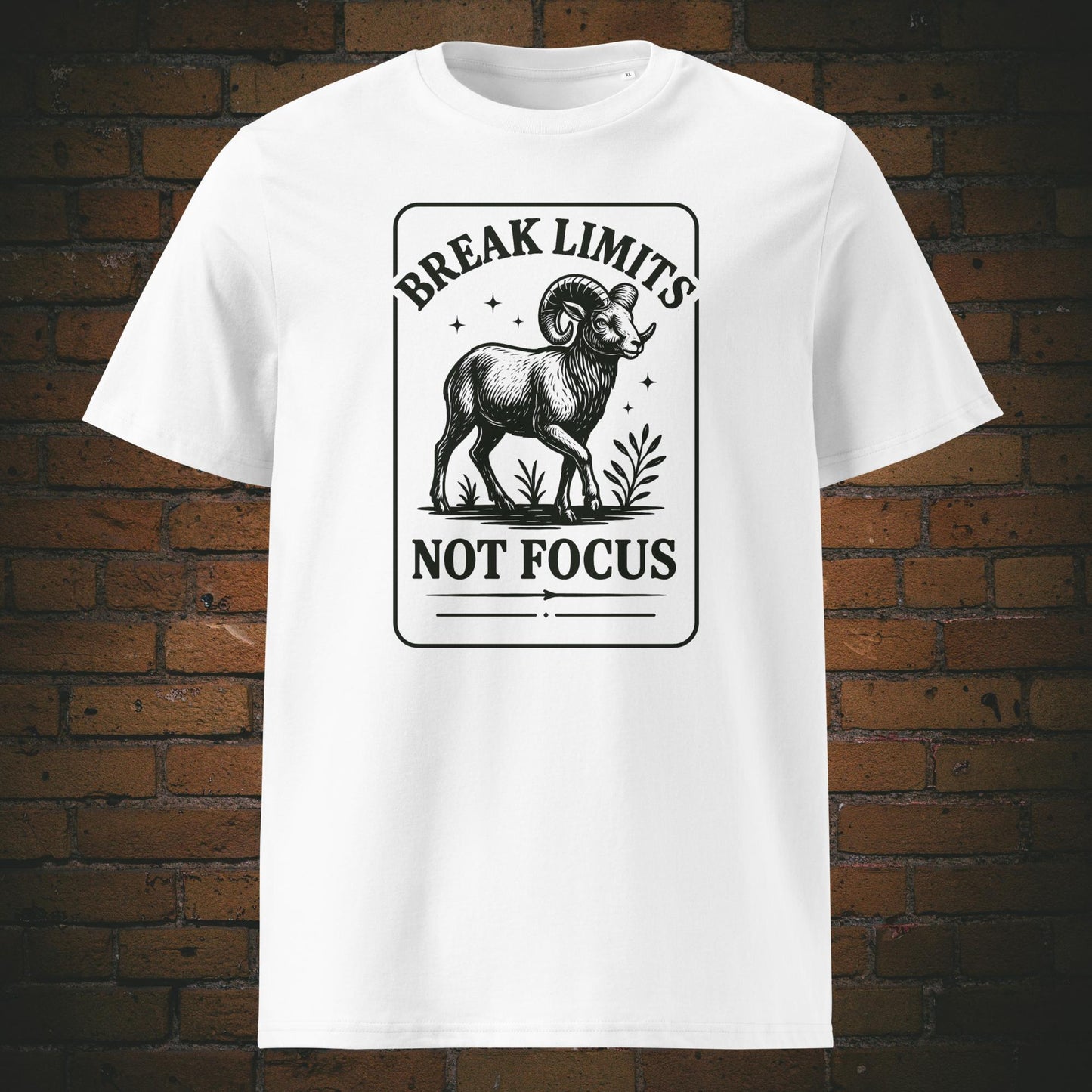 Krafttier Steinbock - minimalistisch Schwarzes Design - Spruch: Break Limits, Not Focus - gedruckt auf T-Shirt in der Farbe: weiss
