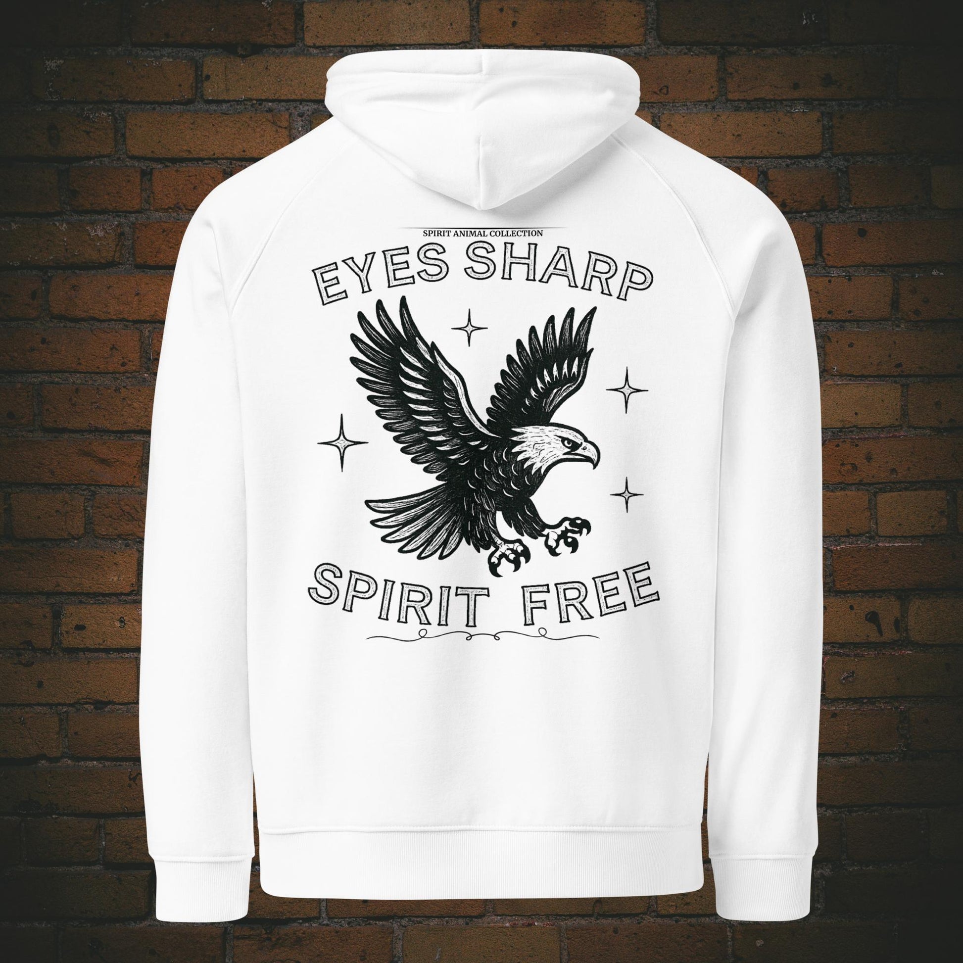 Spruch: Eyes Sharp Spirit Free – Adler Krafttier Bio Hoodie Unisex Vintage Schwarzes Design auf weißen Kapuzenpullover - Druck auf dem Rücken in Groß 