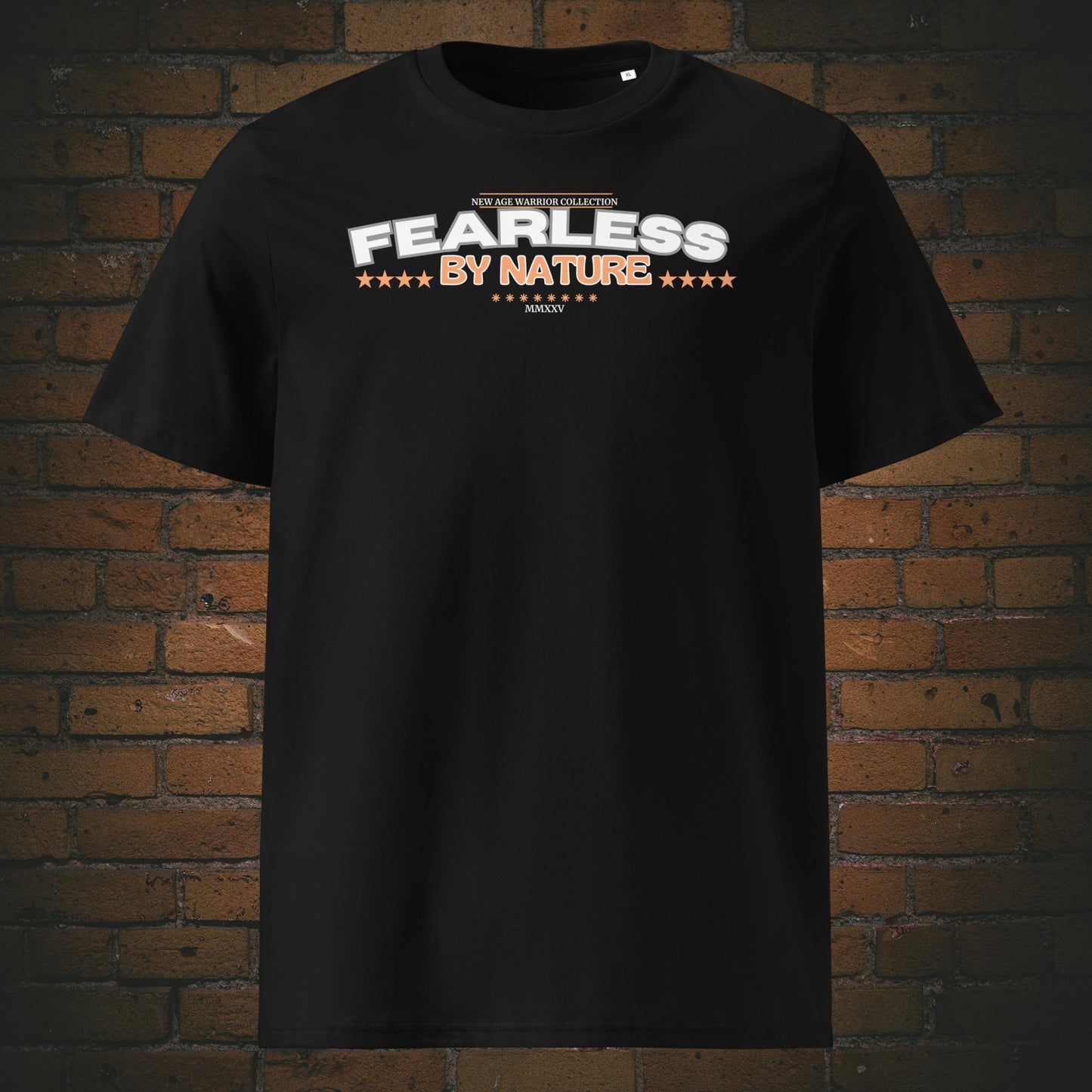 Fearless by Nature – Mutiges Statement Bio-T-Shirt mit Spruch in weiß, grau und orange - Shirtfarbe: schwarz