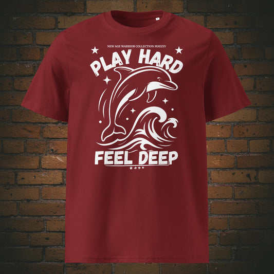 Play Hard Feel Deep – Delfin Krafttier Bio T-Shirt Unisex in der Farbe weinrot