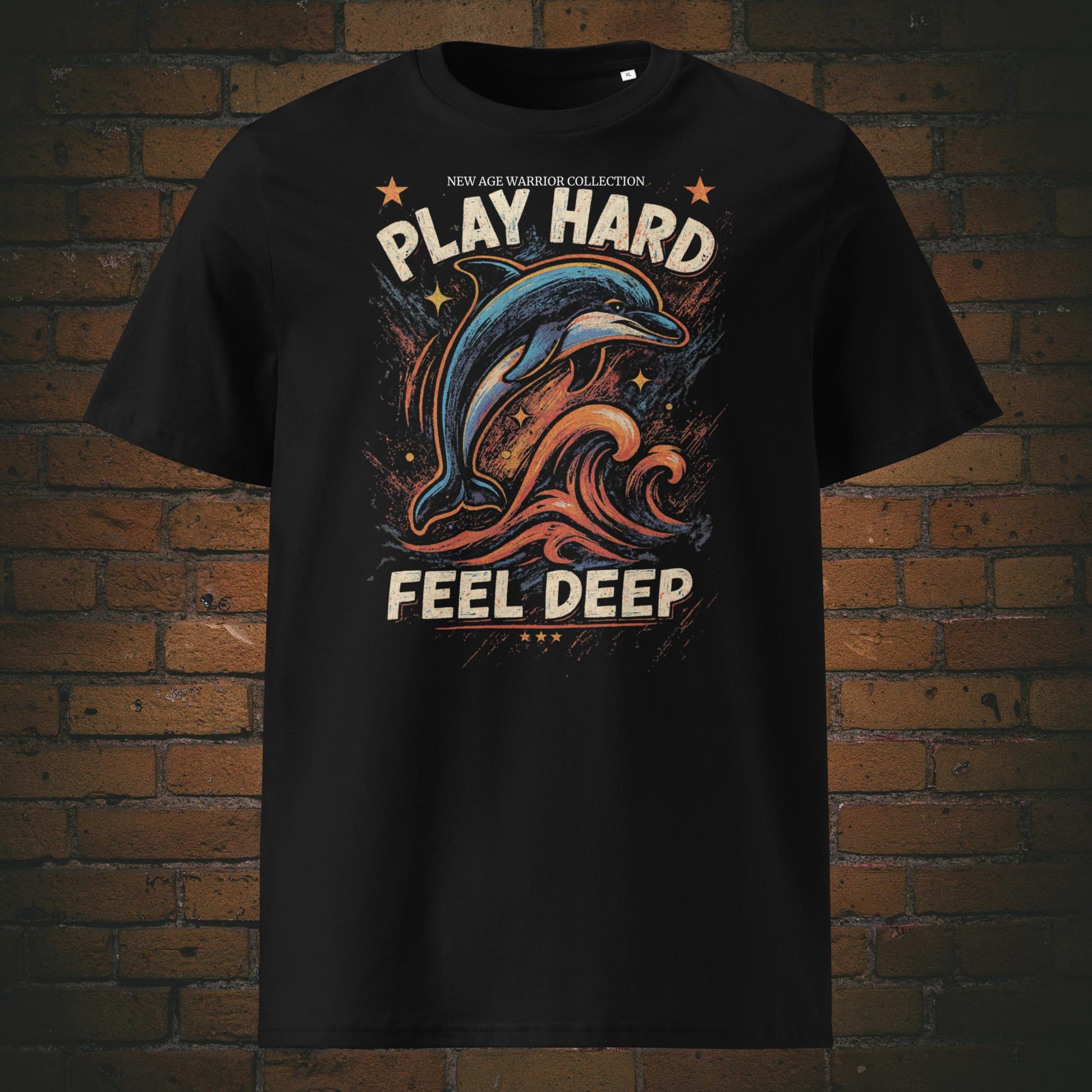Play Hard Feel Deep – Delfin Streetwear Bio T-Shirt Unisex - Design in Farbe -gedruckt auf schwarzer Baumwolle für Mann und Frau