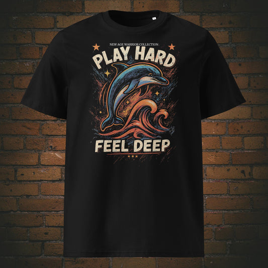 Play Hard Feel Deep – Delfin Streetwear Bio T-Shirt Unisex - Design in Farbe -gedruckt auf schwarzer Baumwolle für Mann und Frau