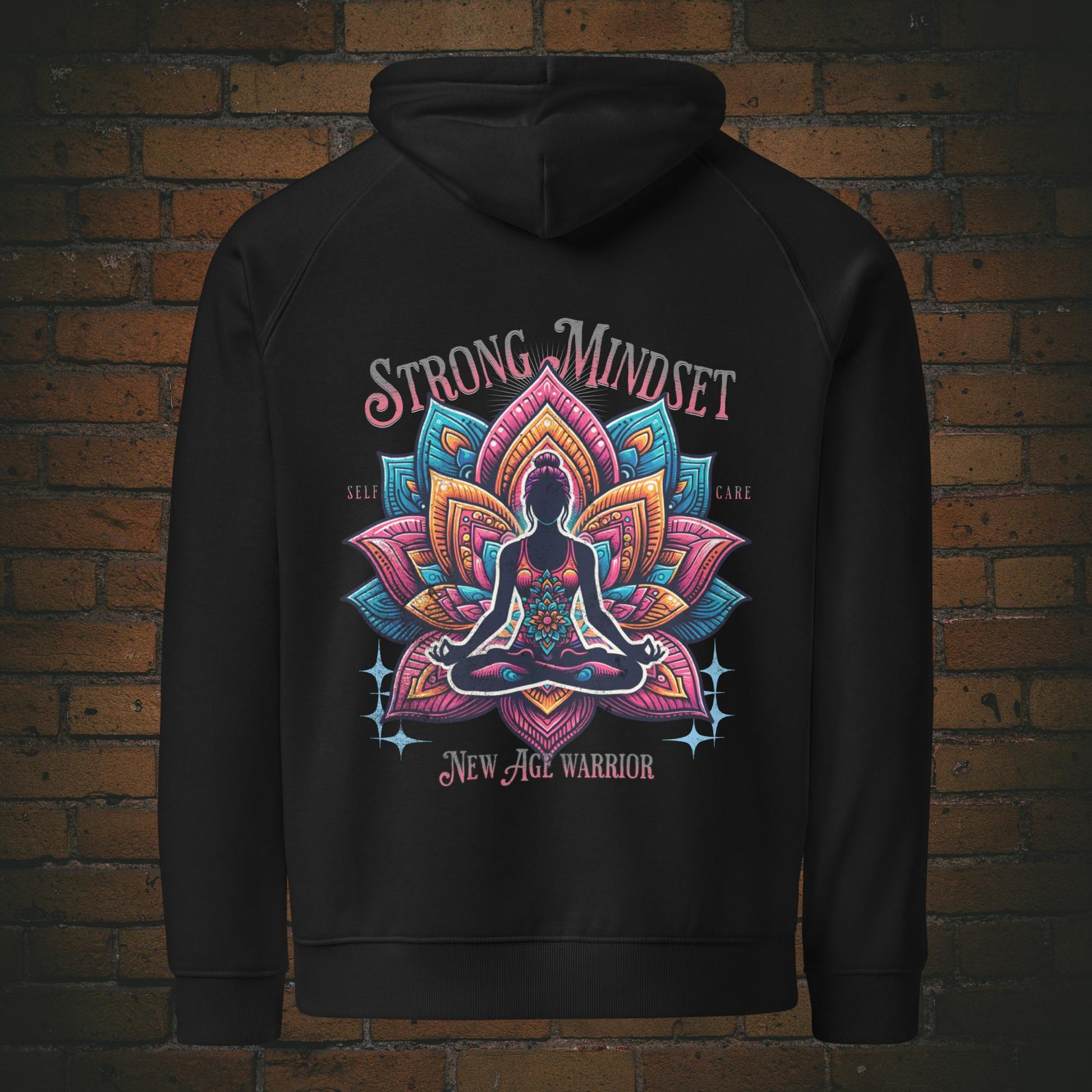 Strong Mindset Hoodie Unisex Biobaumwolle – Yoga Lotus Design | New Age Warrior in der Farbe schwarz 